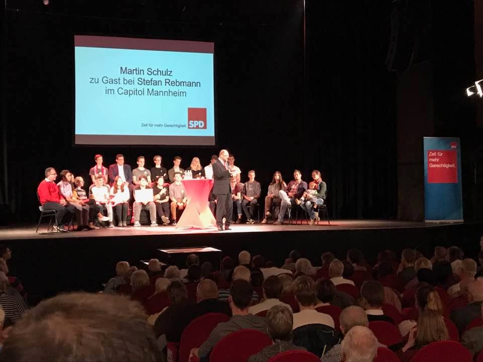 SPD-Bürgermeisterkandidat Philipp Neessen und Ministerpräsident Stephan Weil beim politischen Drive-In.