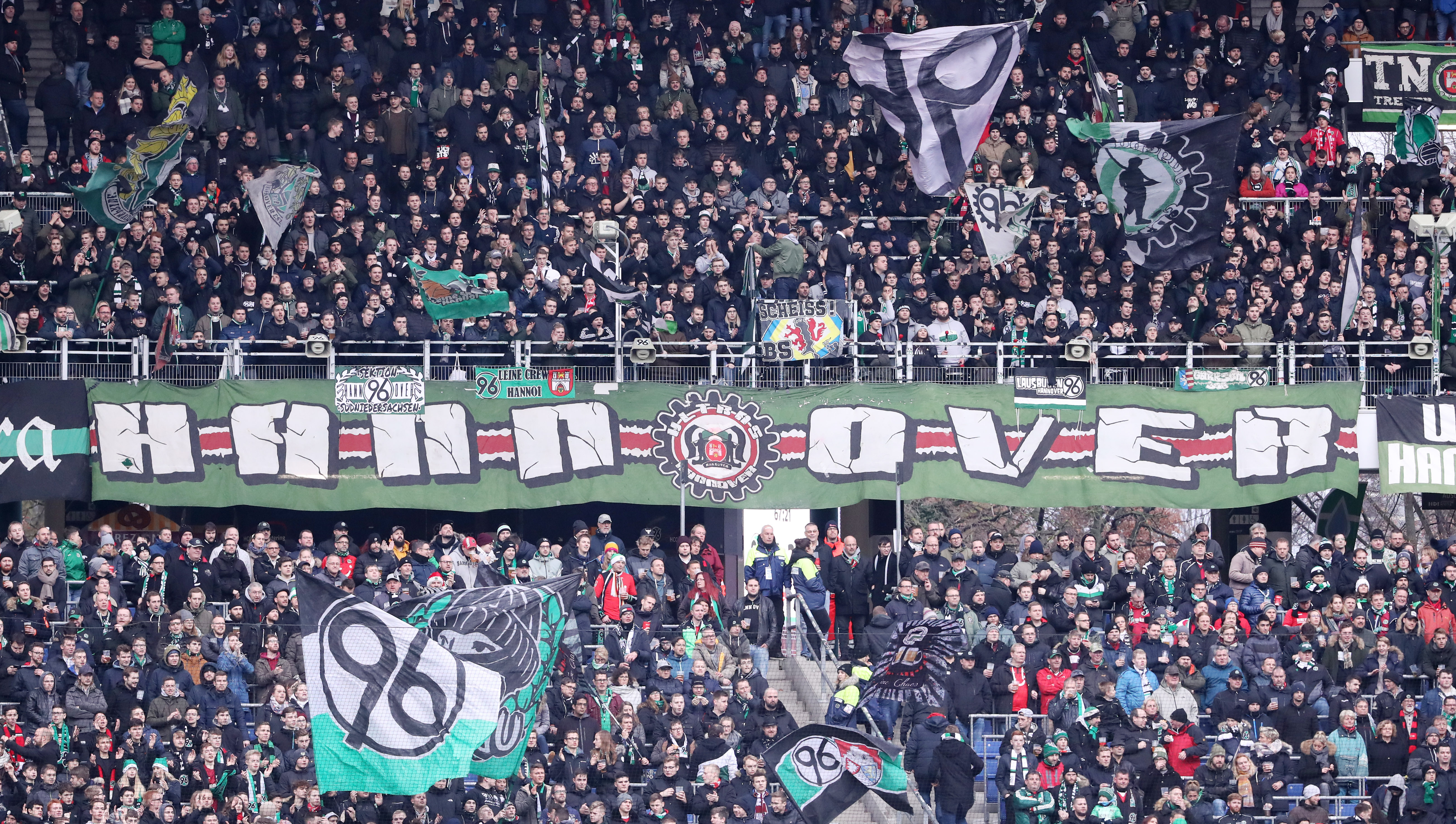 Fankurve von Hannover 96 (vor Ausbruch der Corona-Pandemie): Wer sich jetzt impfen lässt, kann im Januar kostenlos zum Heimspiel gegen Dynamo Dresden.