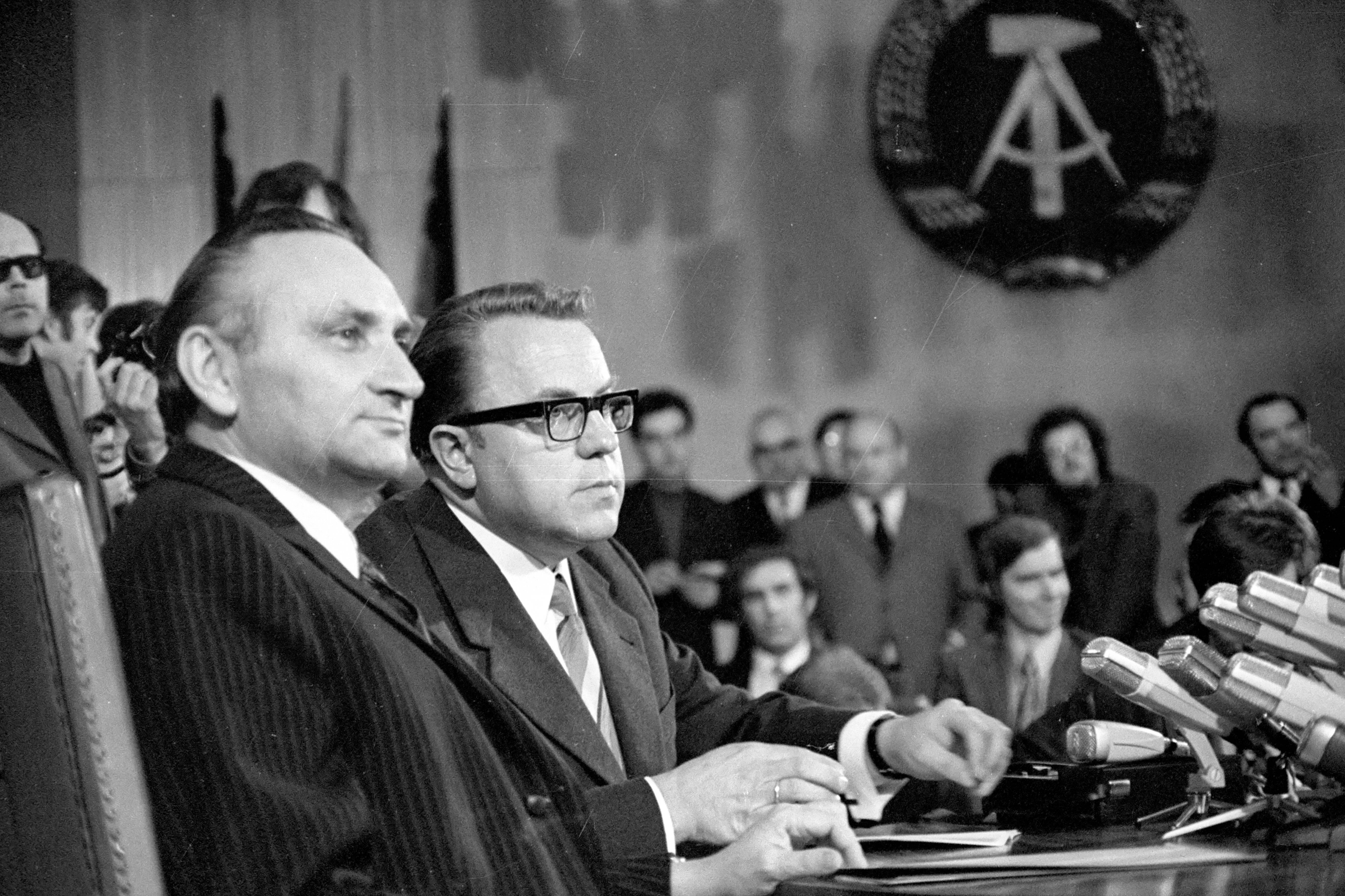 Zumindest einer hatte die Deutsche Einheit hier schon im Blick: Egon Bahr und Michael Kohl bei der Pressekonferenz nach Unterzeichnung des Grundlagenvertrages zwischen Bundesrepublik und DDR in Ost-Berlin