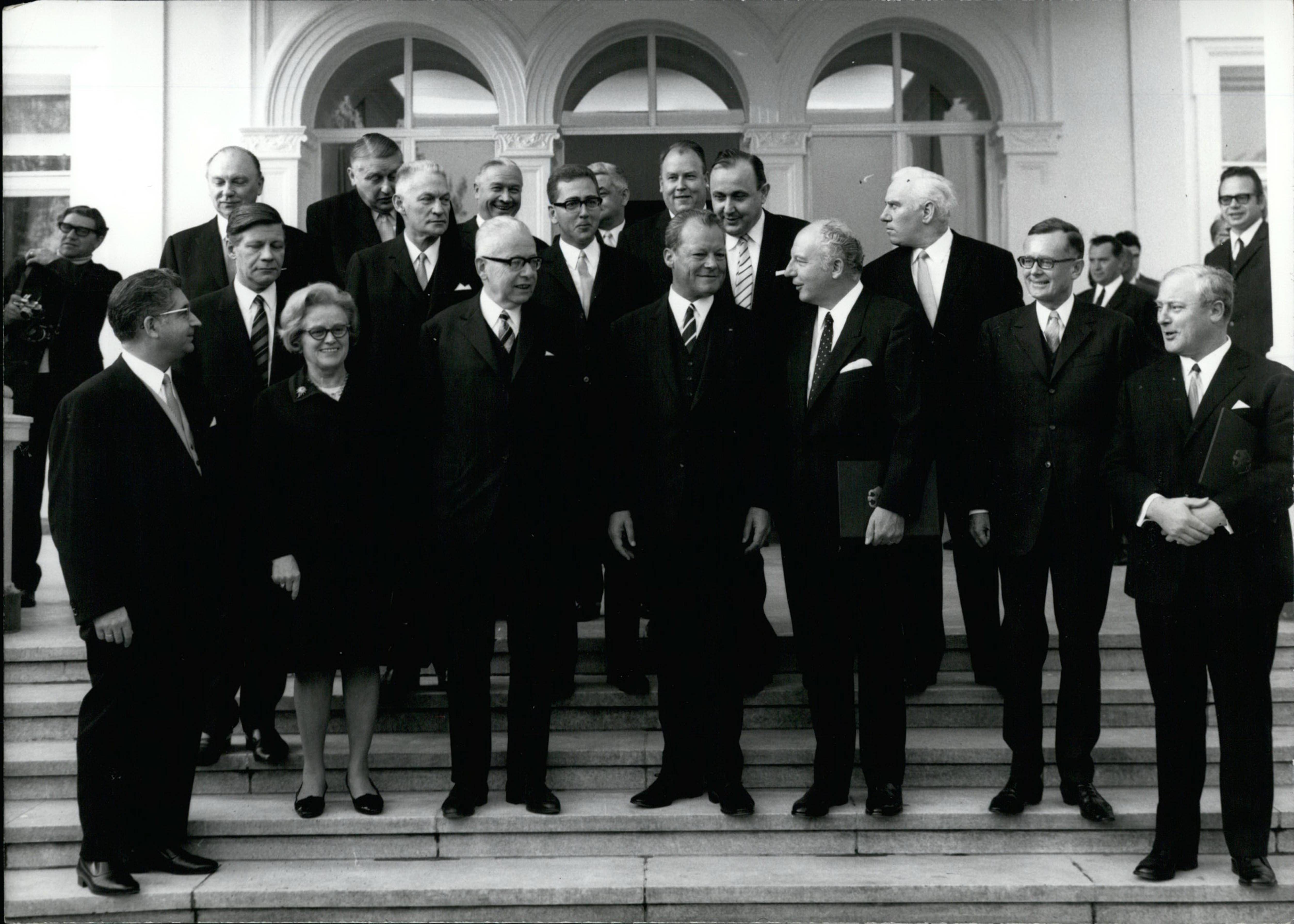Machtwechsel mit großen Hoffnungen im Oktober 1969: Bundeskanzler Willy Brandt (m.) nach der Ernennung seiner Kabinettsmitglieder bei Bundespräsident Gustav Heinemann (links neben Brandt) im Park der Villa Hammerschmidt in Bonn.