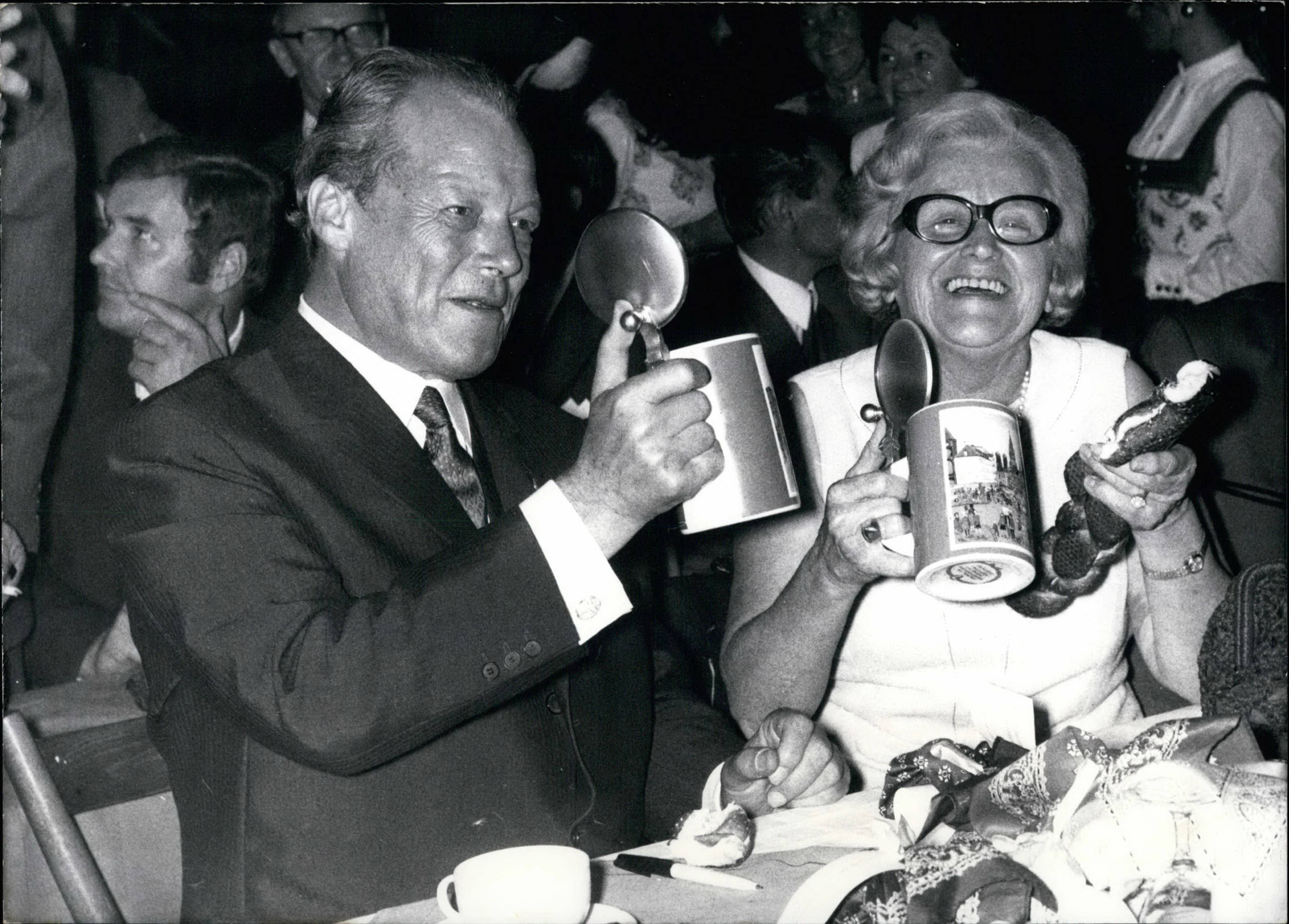 Zünftig: Ministerin Käte Strobel mit Bundeskanzler Willy Brandt auf dem Münchner Oktoberfest 1970