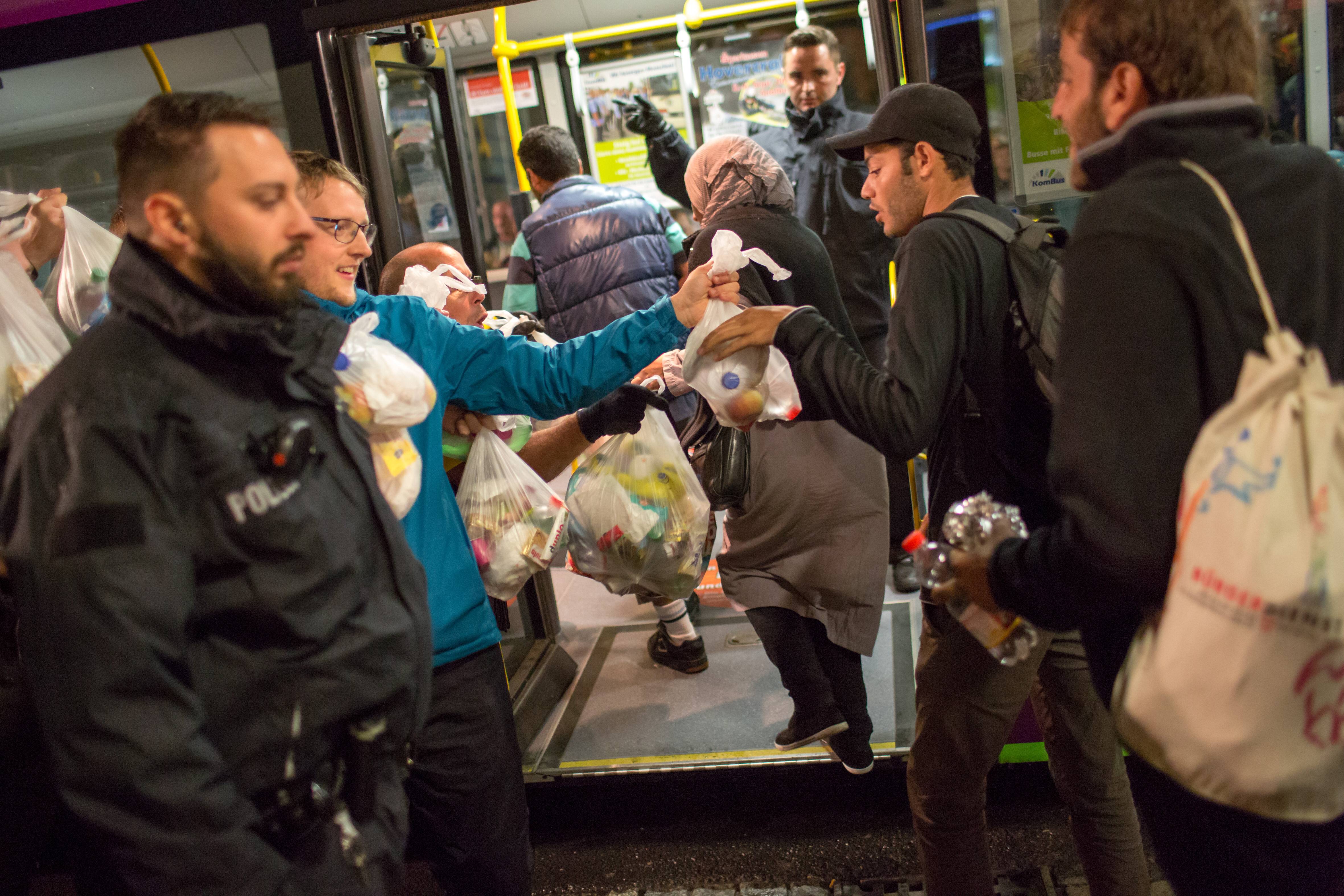 Vor fünf Jahren: Im September 2015 erreichen die ersten von vielen tausenden Geflüchteten Deutschland – und erhielten schon bei der Ankunft Spenden und Unterstützung.
