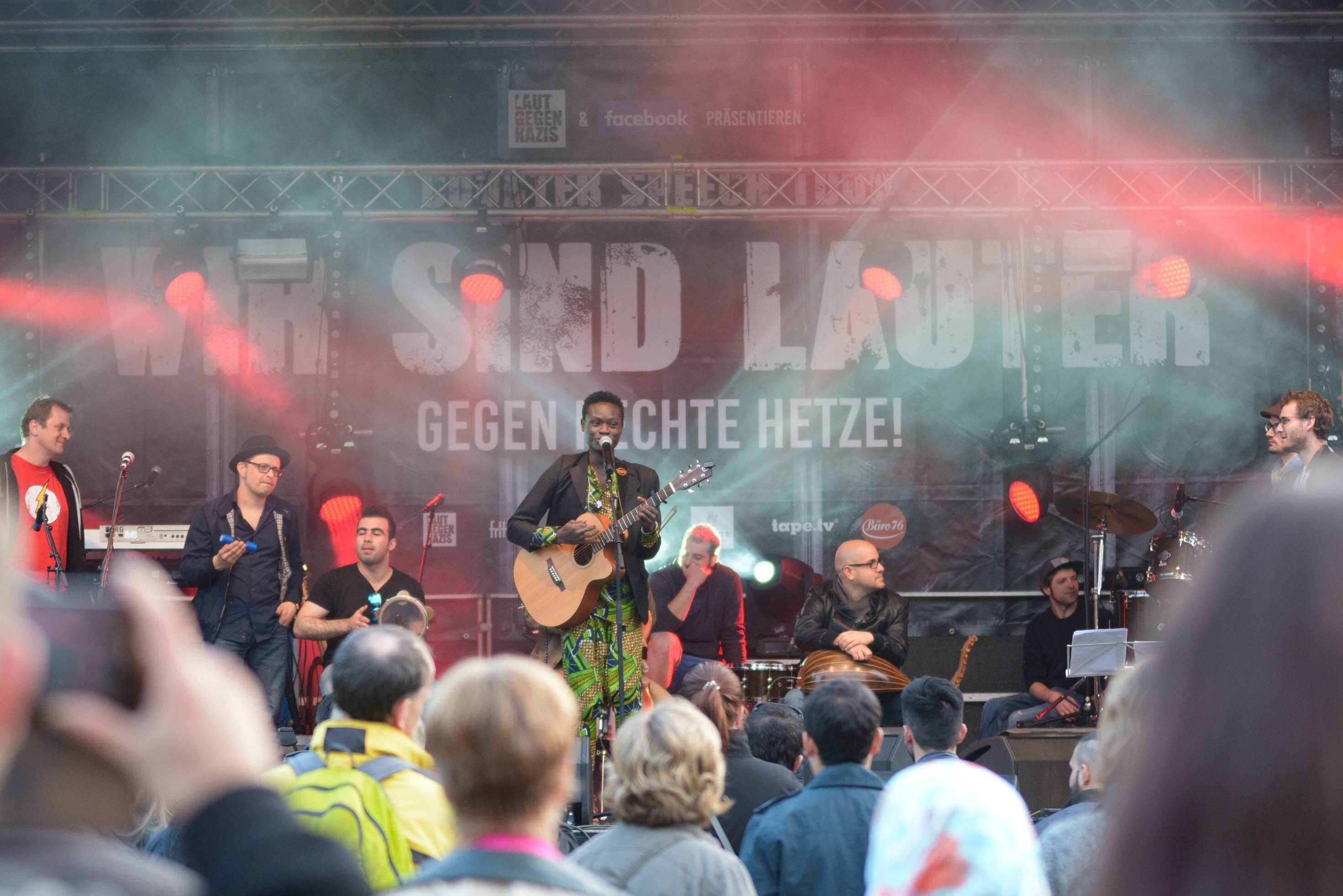 „Laut gegen Nazis“ – das ist die Maxime der 2004 gegründeten Hamburger Initiative, hier bei einem Konzert im sächsischen Freital 2016.