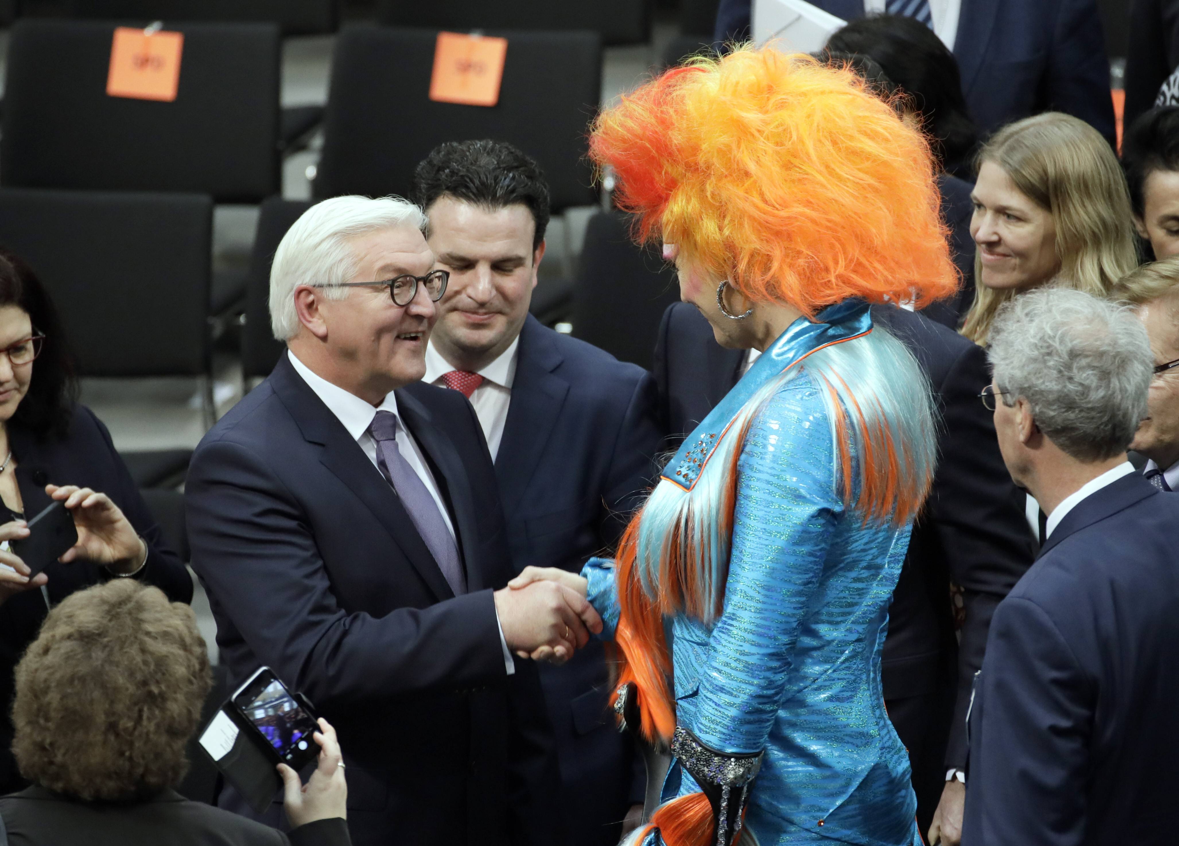 Wahl des Bundespräsidenten in der Bundesversammlung am 12. Februar 2017: Frank-Walter Steinmeier (l.) nimmt die Glückwünsche von der Dragqueen Olivia Jones entgegen, die als Mitglied der 16. Bundesversammlung an der Wahl beteiligt war