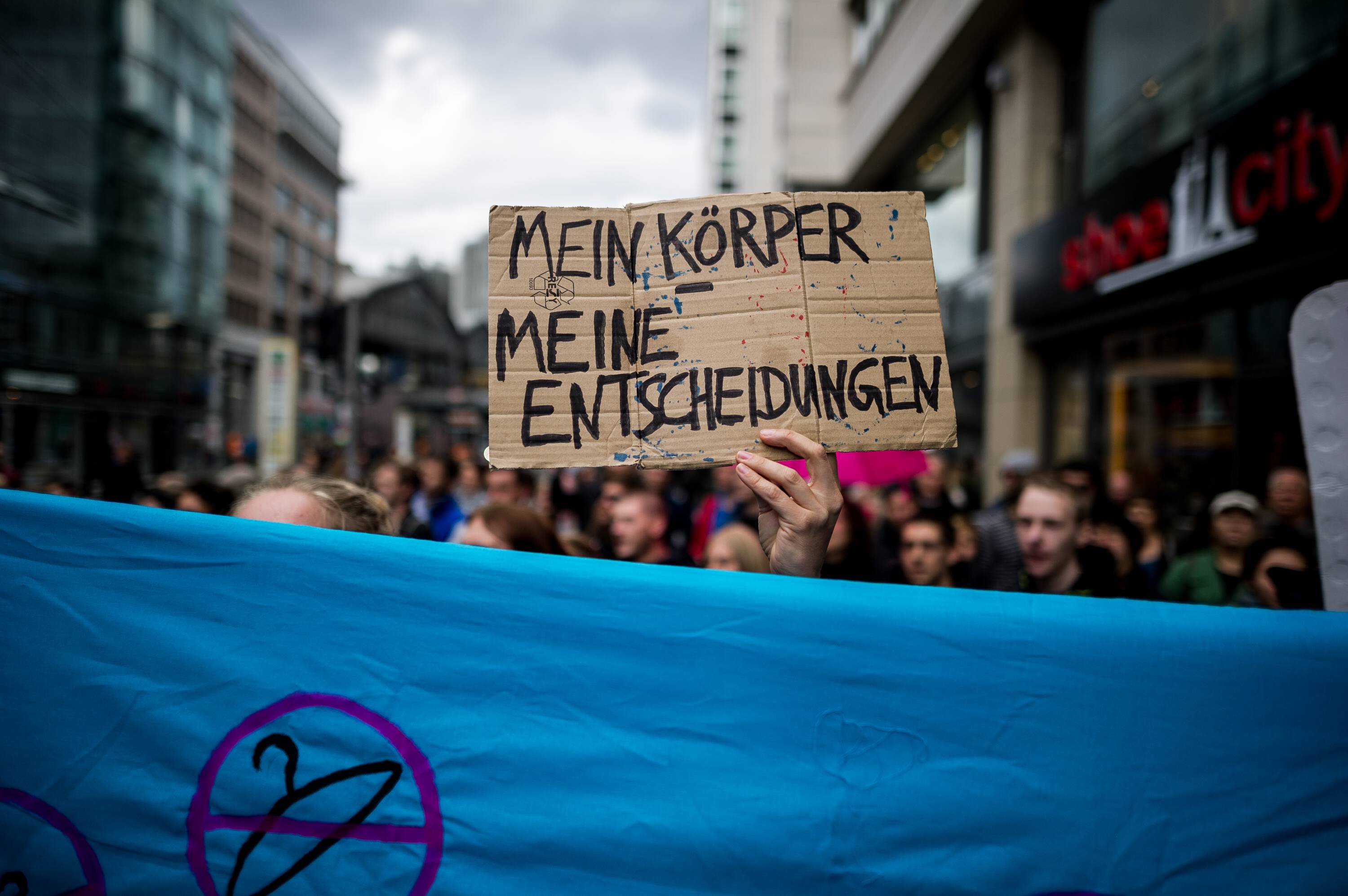 Kampf um den Schwangerschaftsabbruch: Selbst ernannte Lebensschützer*innen rufen jedes Jahr zum "Marsch für das Leben" auf - dem stellt sich eine breite Gegendemonstration in den Weg.