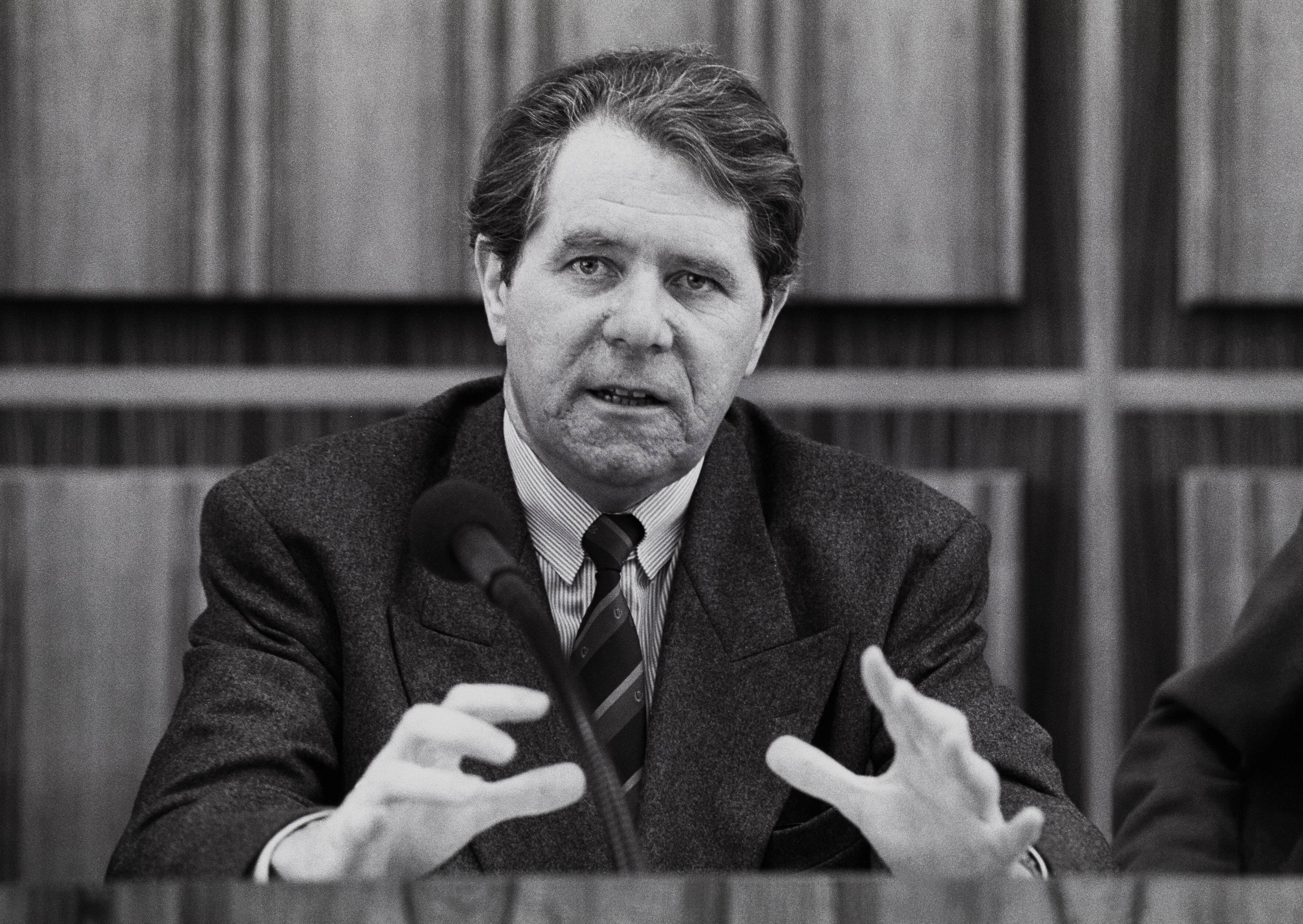 Wolfgang Roth, hier in der Bonner Bundespressekonferenz im Jahr 1989, prägte die Wirtschaftspolitik der SPD viele Jahre.