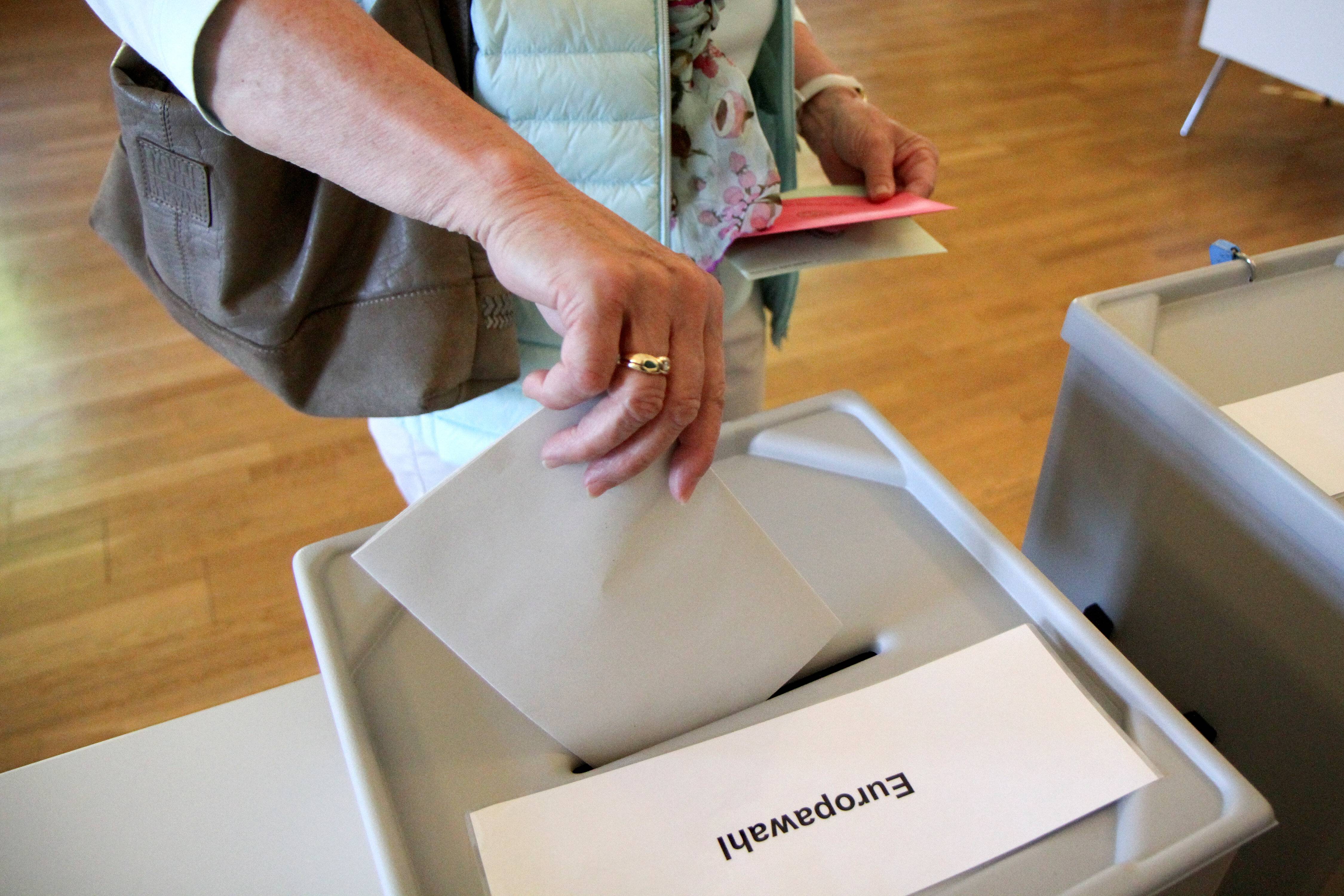 Bei der Europawahl sollen Wähler*innen künftig zwei Stimmen haben: Das europäische Wahlrecht soll reformiert werden.