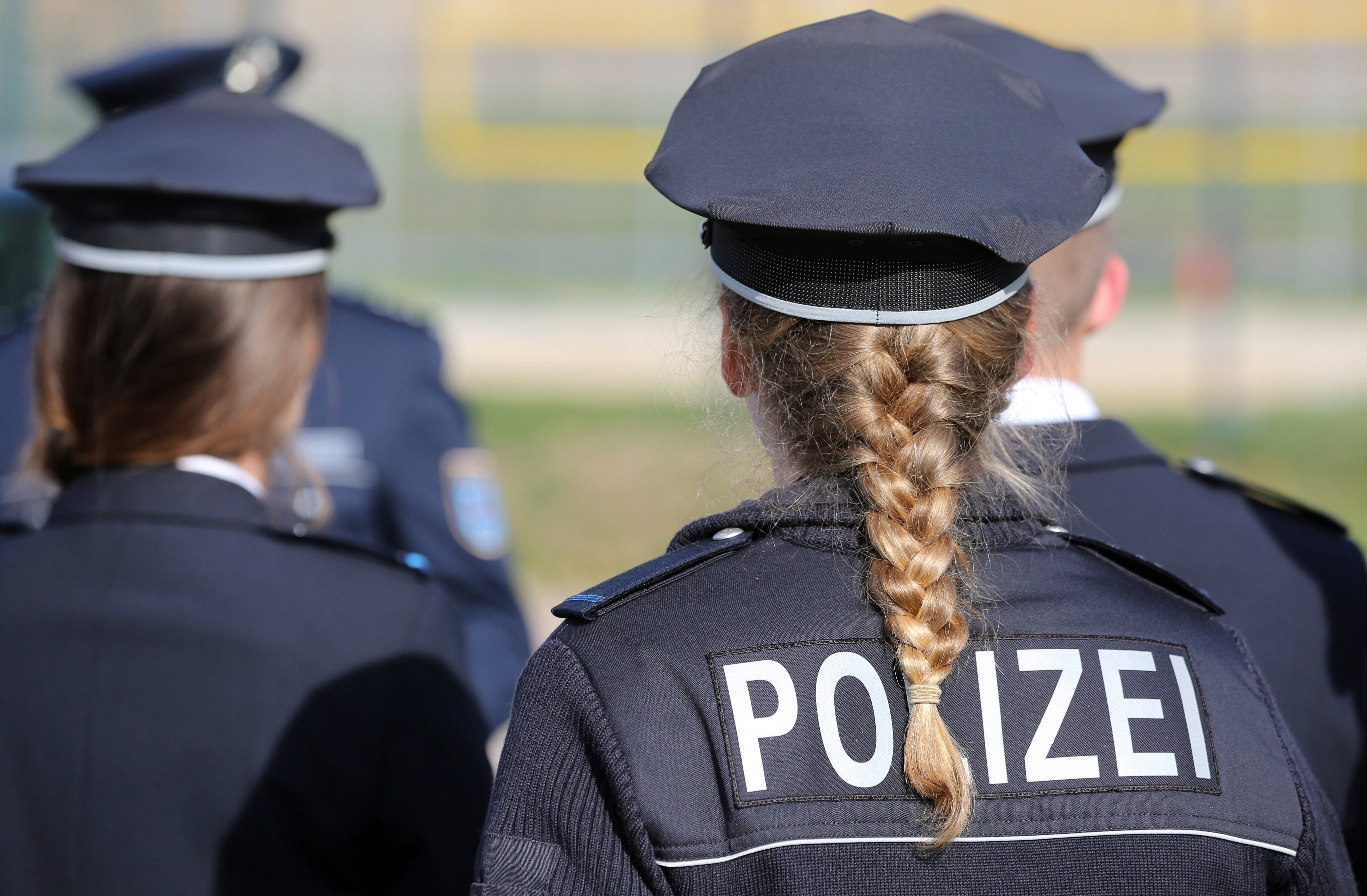 Vertreter*innen der Opferberatungsstellen bemängeln, dass Polizist*innen Rassismus nur selten erkennen würden. Niedersachsens Innenministerium weist die Kritik zurück.