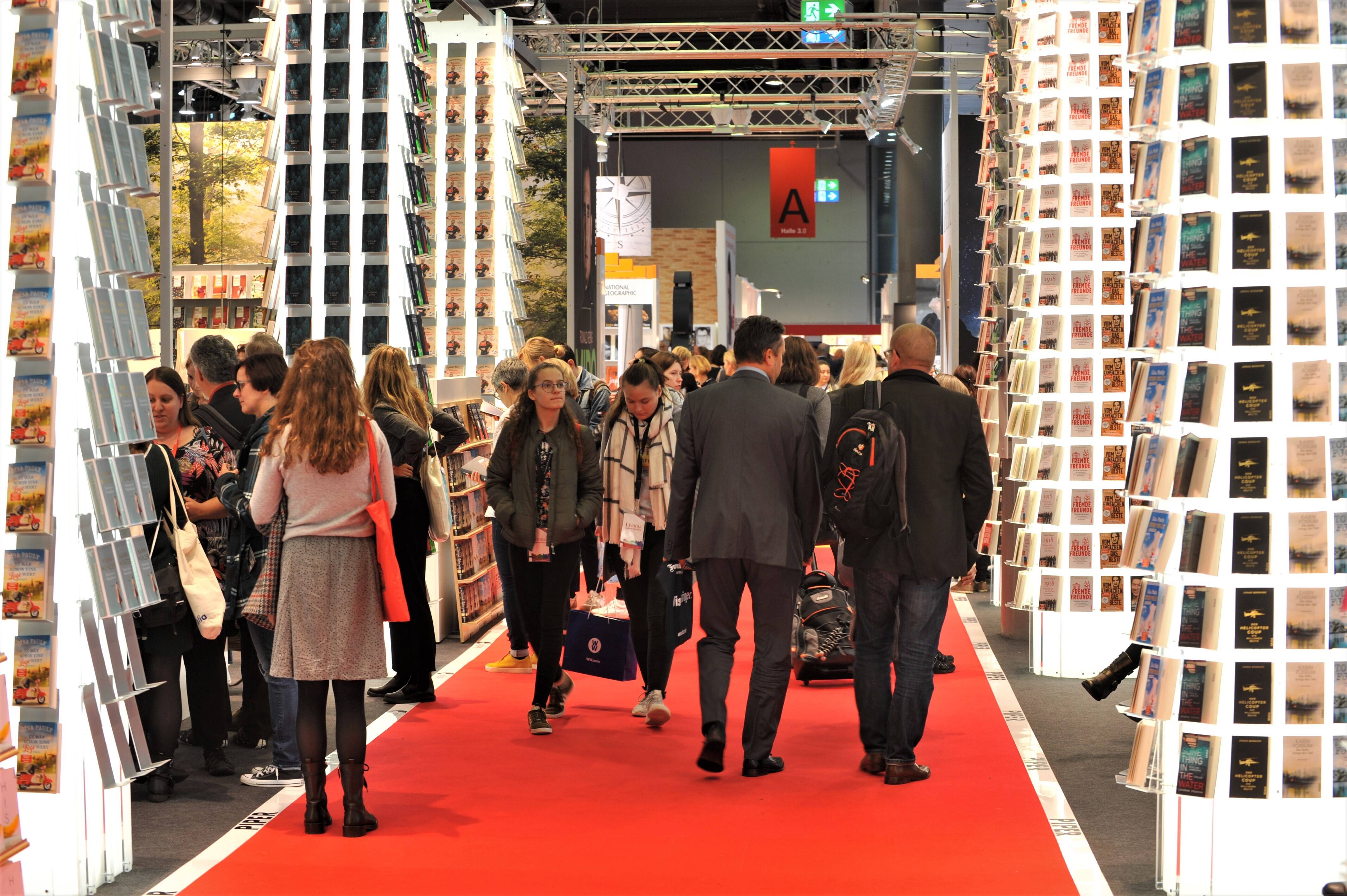 So war es 2019: Die diesjährige Buchmesse steht ganz im Zeichen des Wiedersehens nach der rein digitalen Ausgabe im vergangenen Jahr.