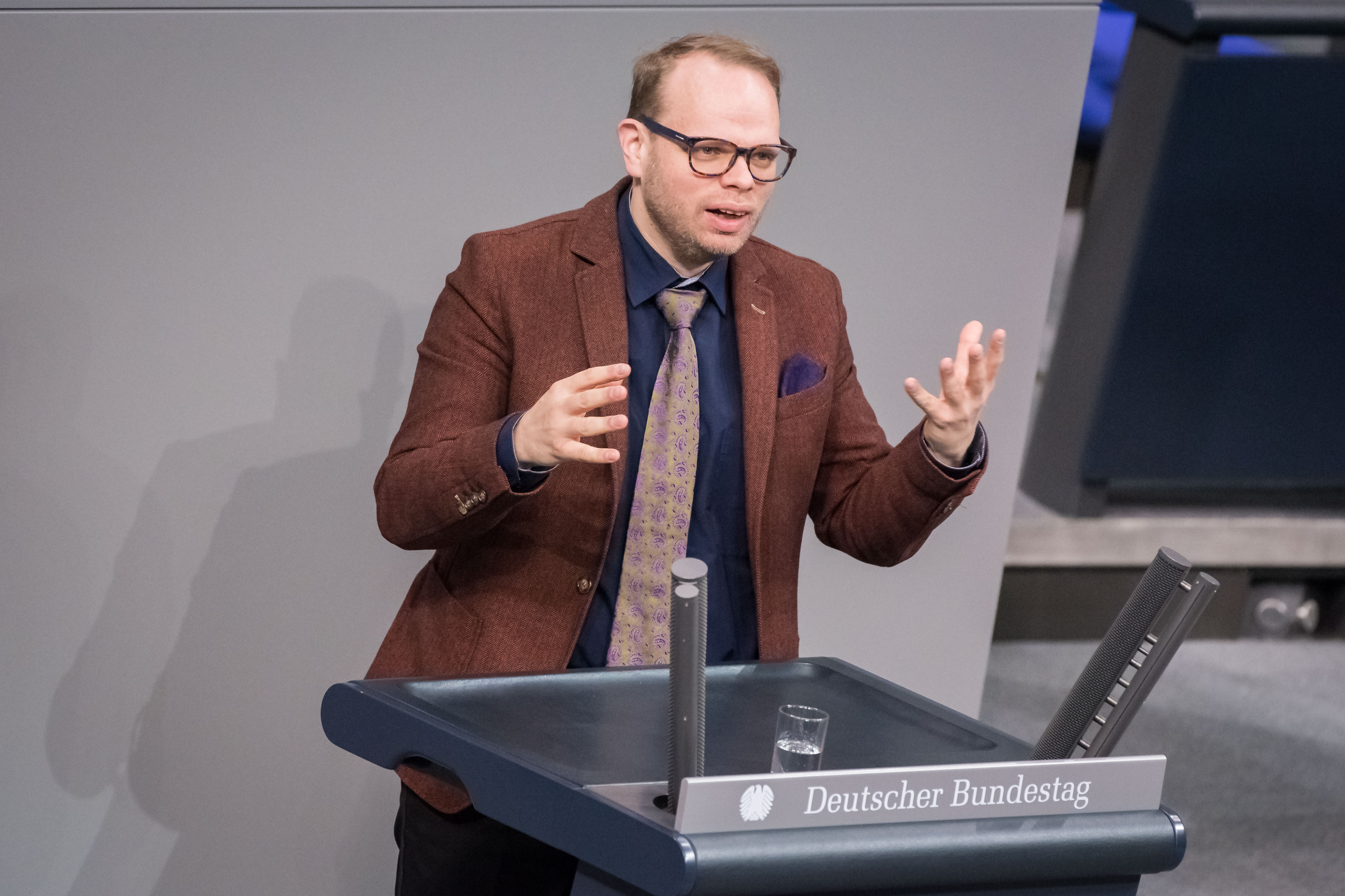 Der Wuppertaler SPD-Bundestagsabgeordnete Helge Lindh bei einer Rede im Bundestag.