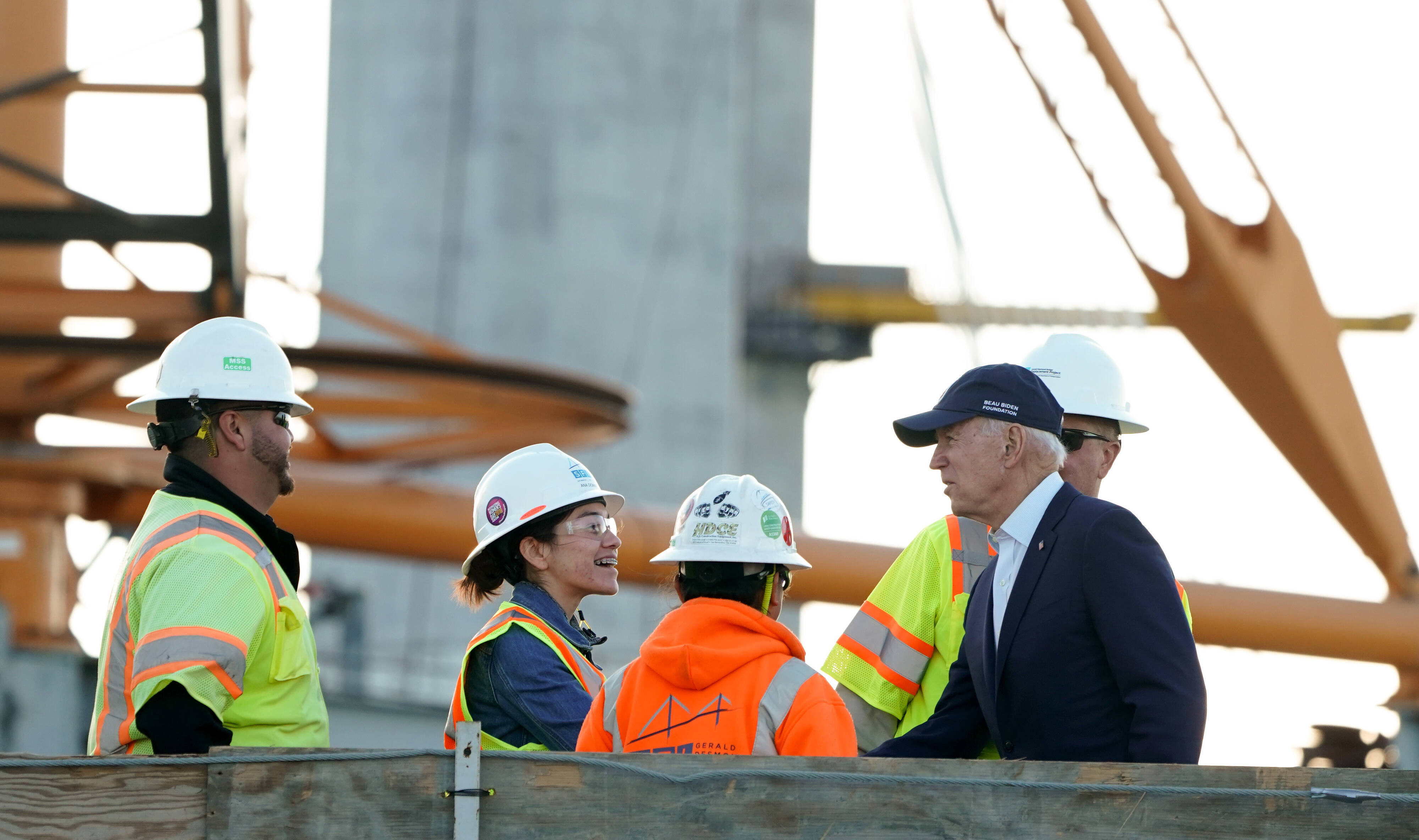US-Präsidentschaftskandidat mit Bauarbeiter*innen in Californien im Januar: Die Gewerkschaften setzen mehrheitlich auf den Demokraten und sein arbeitnehmerfreundliches Programm.