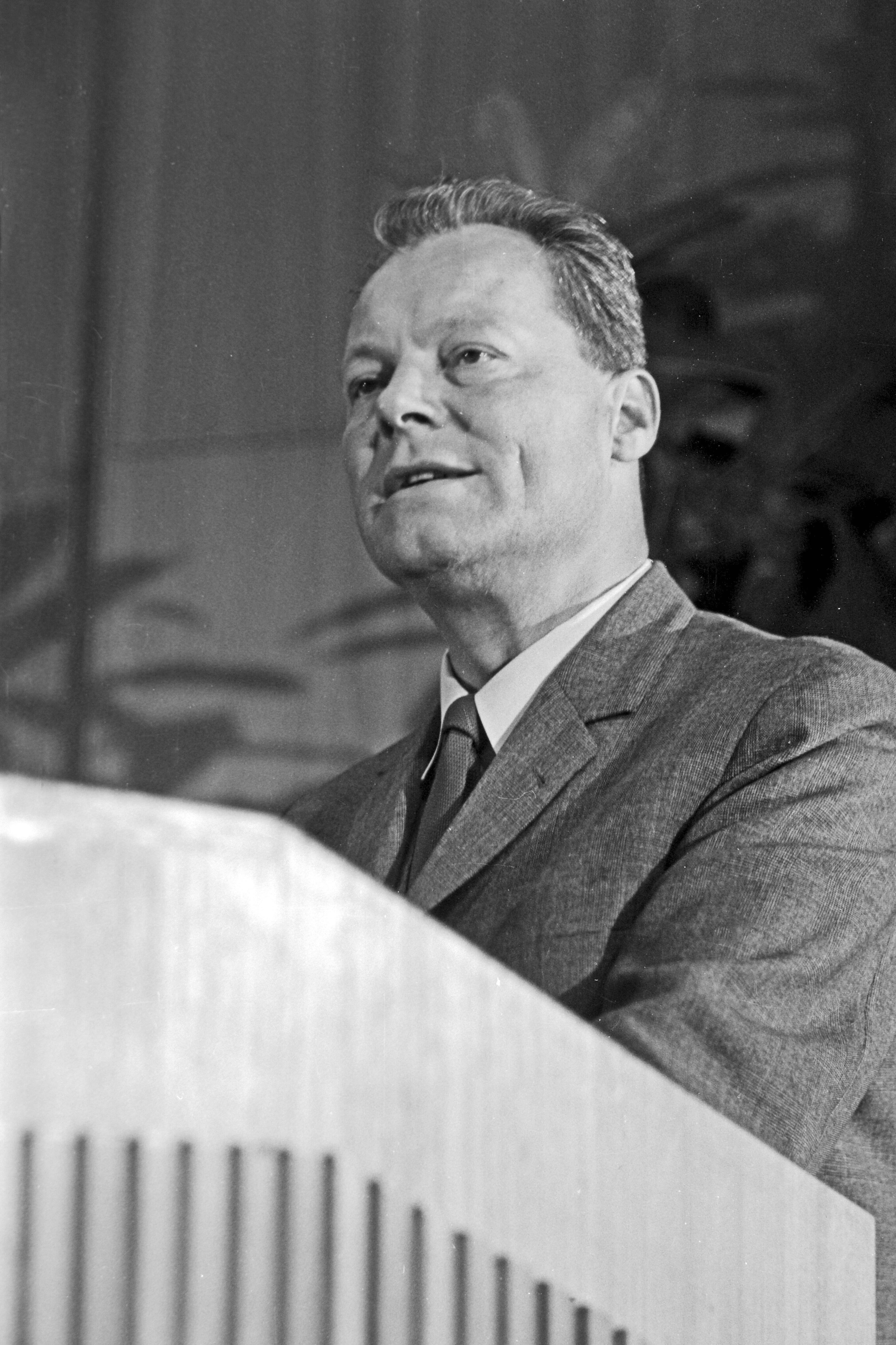 Willy Brandt 1961: Der Himmel über dem Ruhrgebiet muss wieder blau werden.