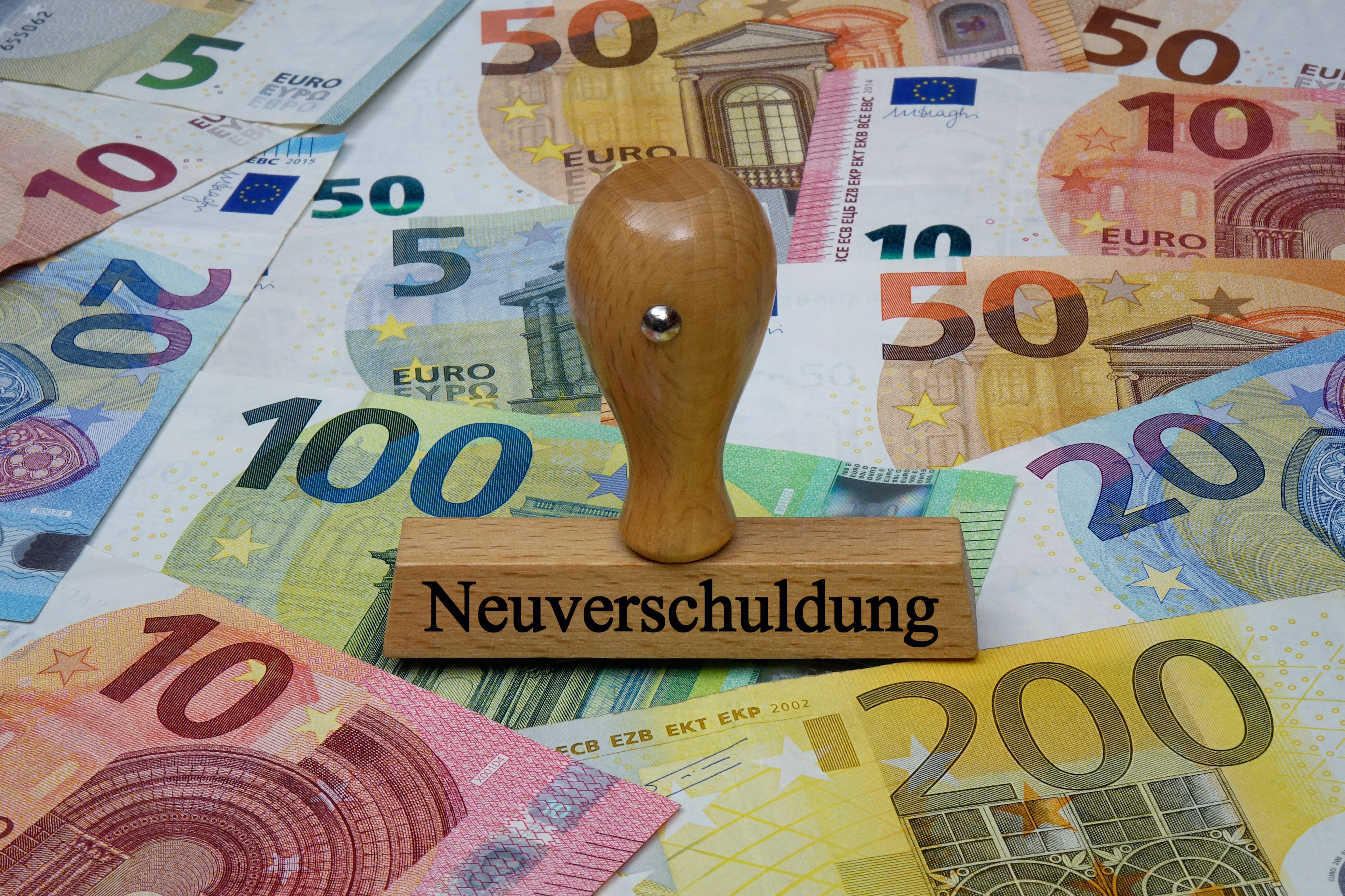 Wir müssen uns vom irreführenden Bild von Staatsverschuldung als Schreckgespenst lösen, meinen die Autoren des Textes.