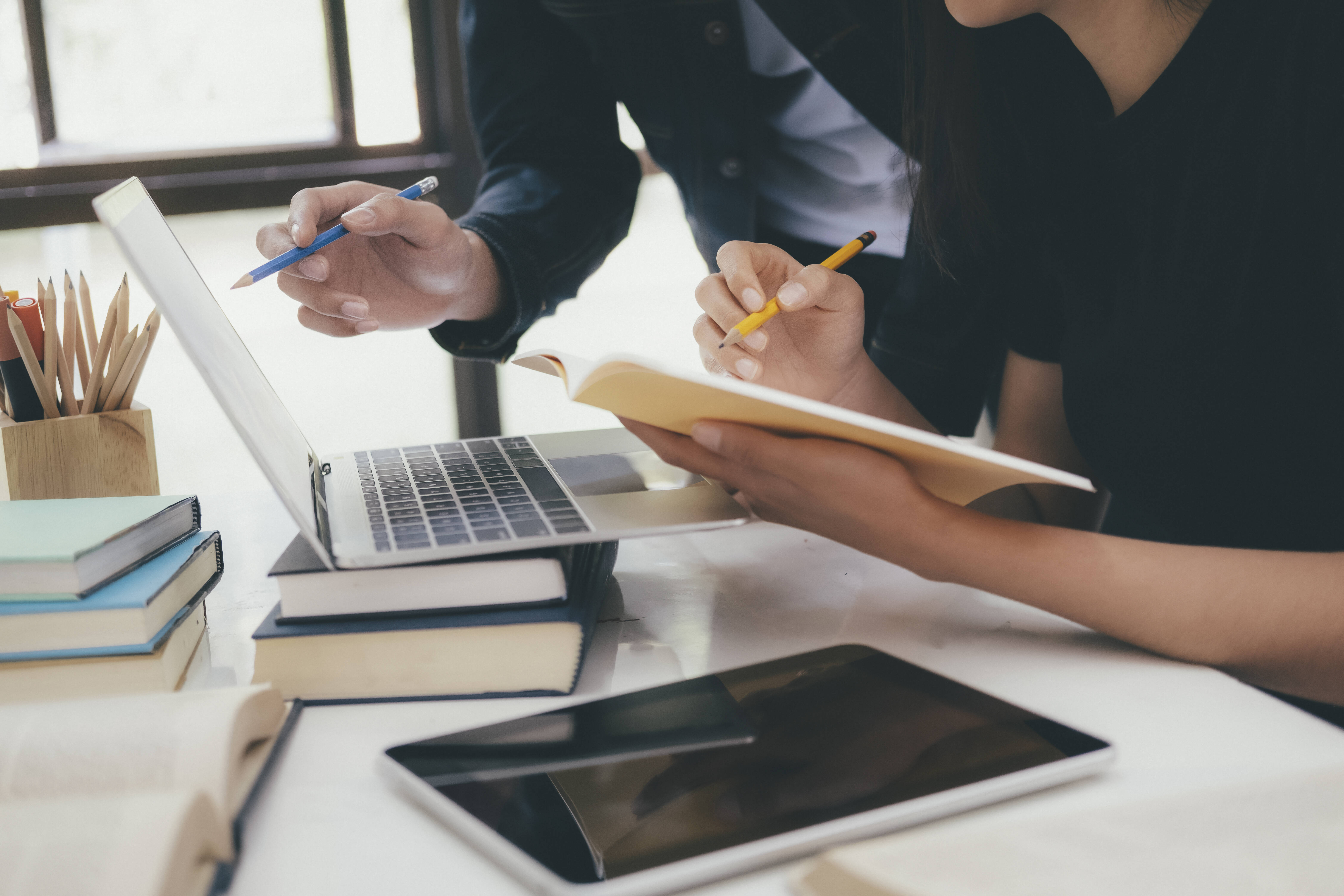 Analoge und digitale Bildung besser verzahnen: Beim „Schulgipfel“ haben sich die Bildungsminister*innen aus Bund und Ländern auf weitreichende Maßnahmen verständigt.