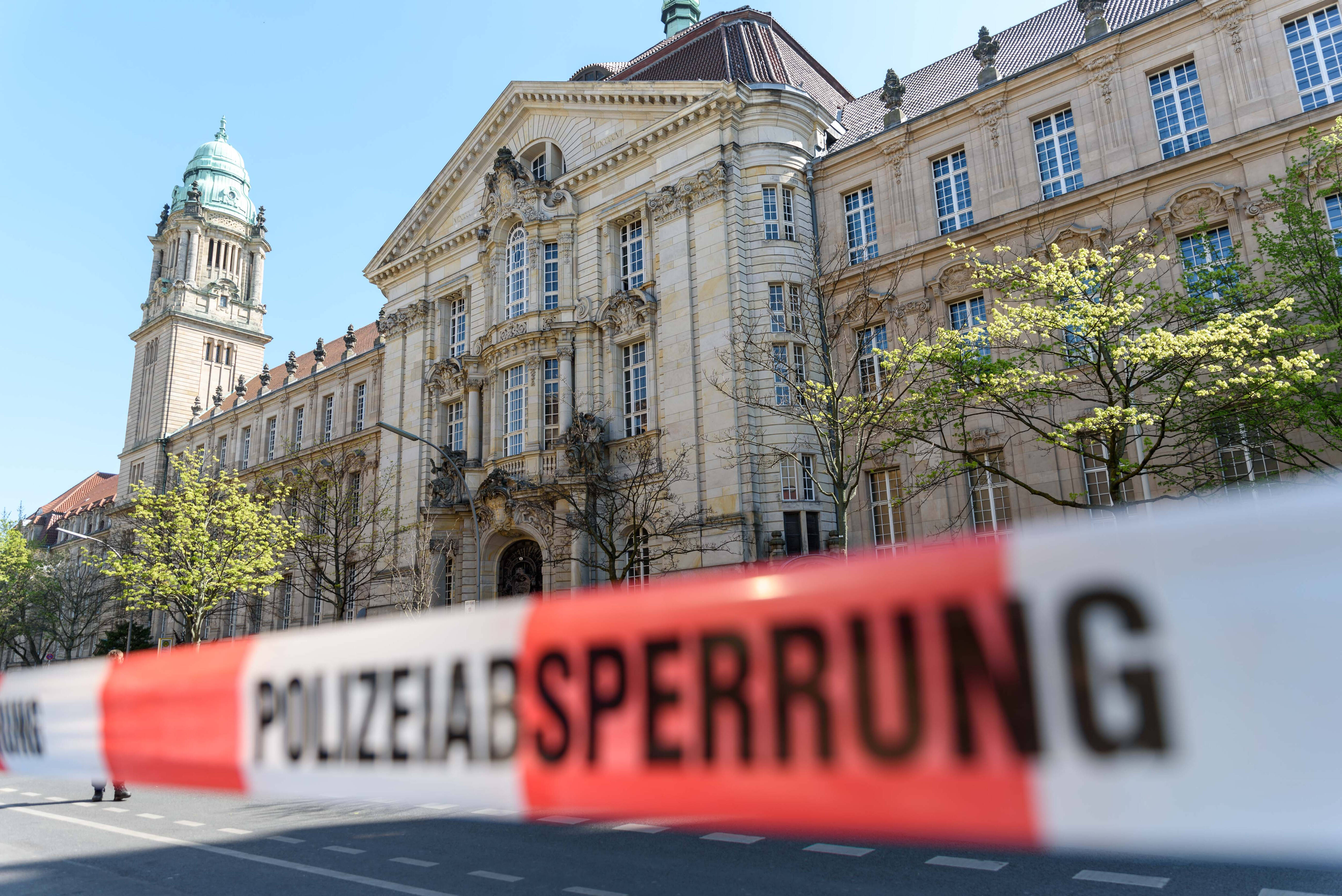 Hass und Hetze von Rechts: Nach einer Bombendrohung per E-Mail mit der Unterschrift NSU 2.0 wird das Berliner Landgericht Berlin von der Polizei weiträumig abgesperrt.