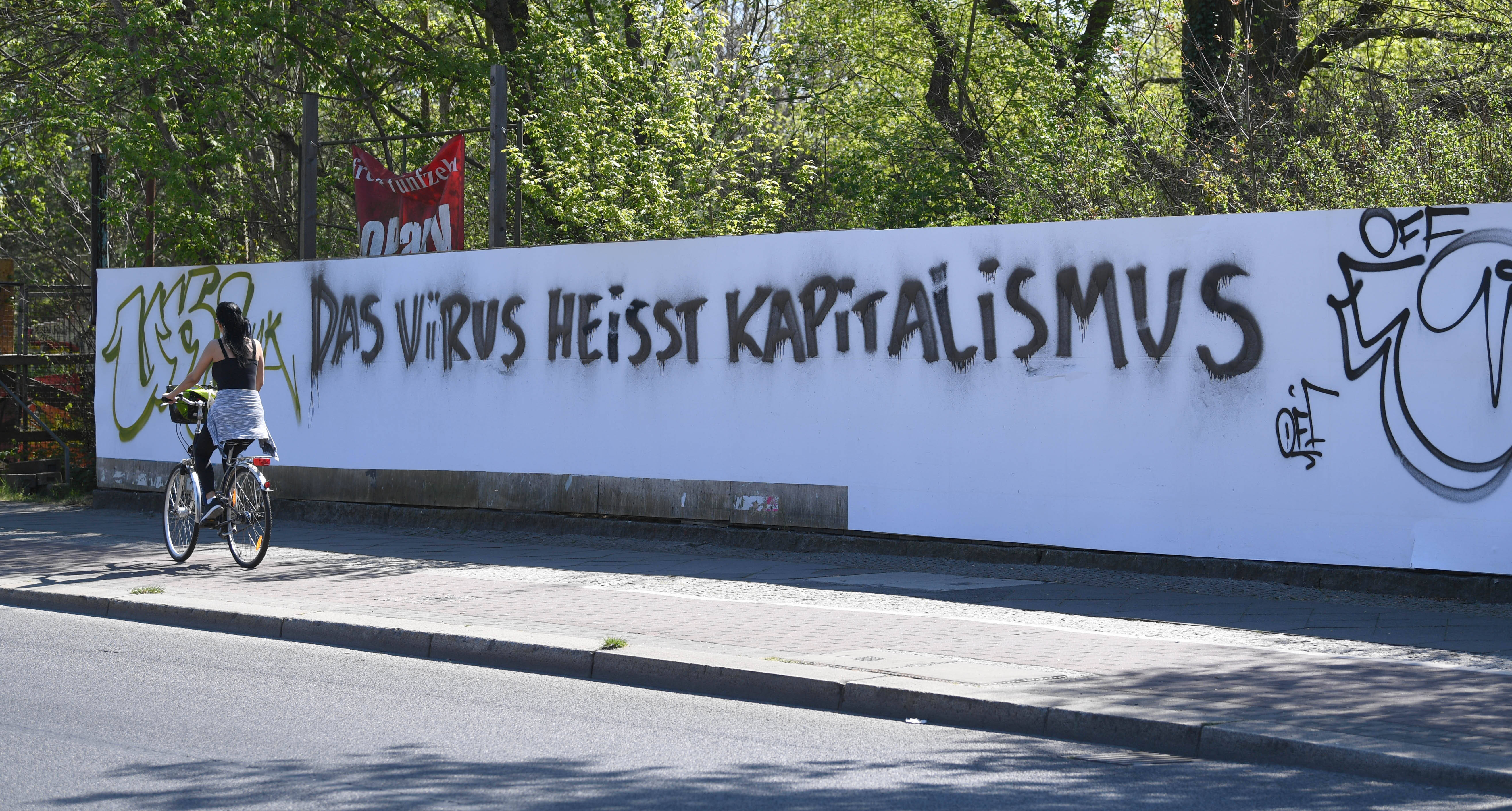 Grafiti in Berlin: Der Kapitalismus ist für derart tiefe Krisen wie sie zurzeit die Corona-Pandemie verursacht, überhaupt nicht gerüstet, sagt der Wirtschaftspublizist Wolfgang Kessler.