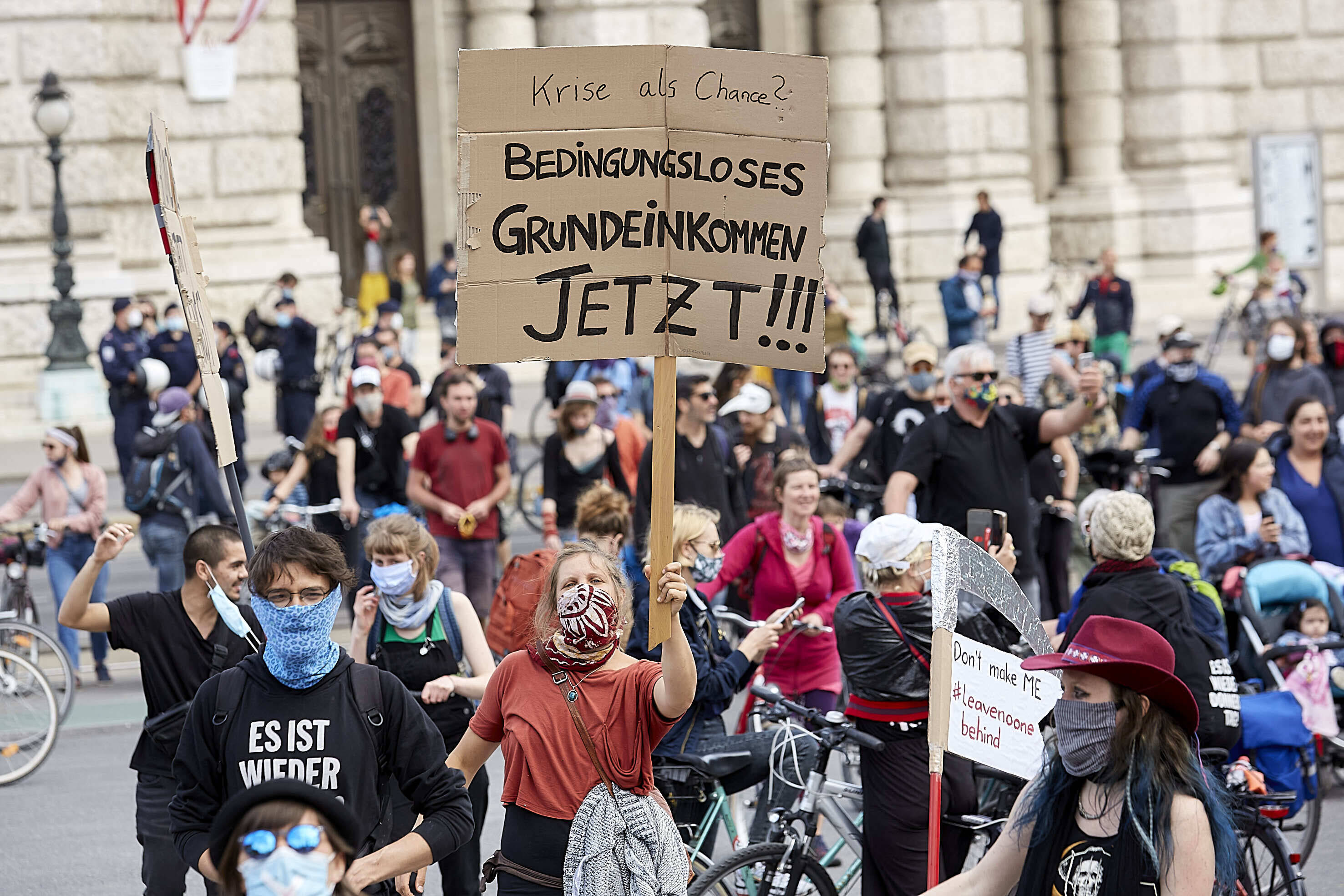 Demonstration am 1. Mai in Wien: Das Bedingungslose Grundeinkommen ist die einzige Lösung, bei der in der Corona-Krise niemand vergessen wird und alle abgesichert sind, ist Susanne Wiest überzeugt.