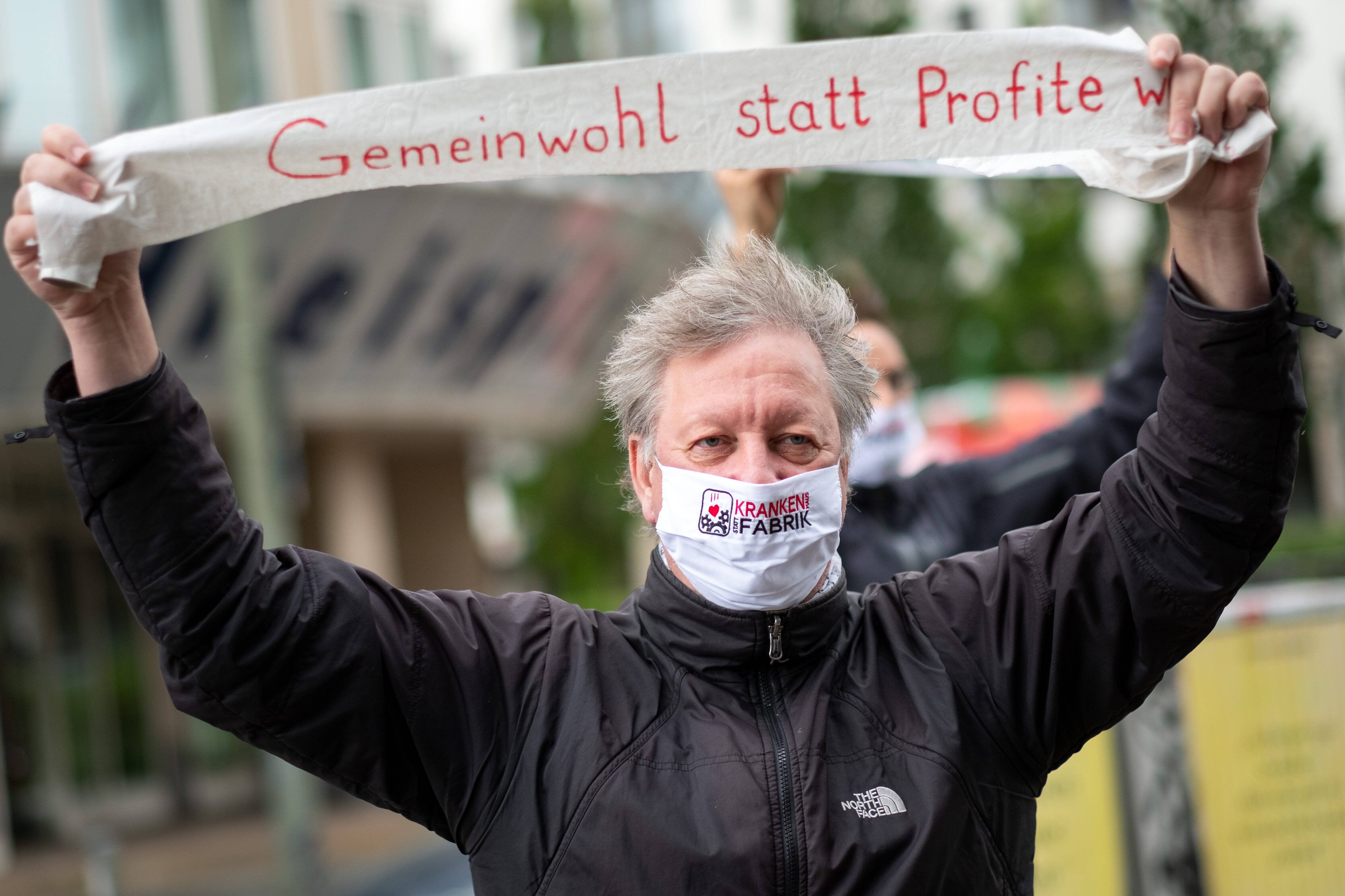 Mehr Gemeinwohl: Ein Demonstrant kämpft für bessere Bedingungen in der Pflege.