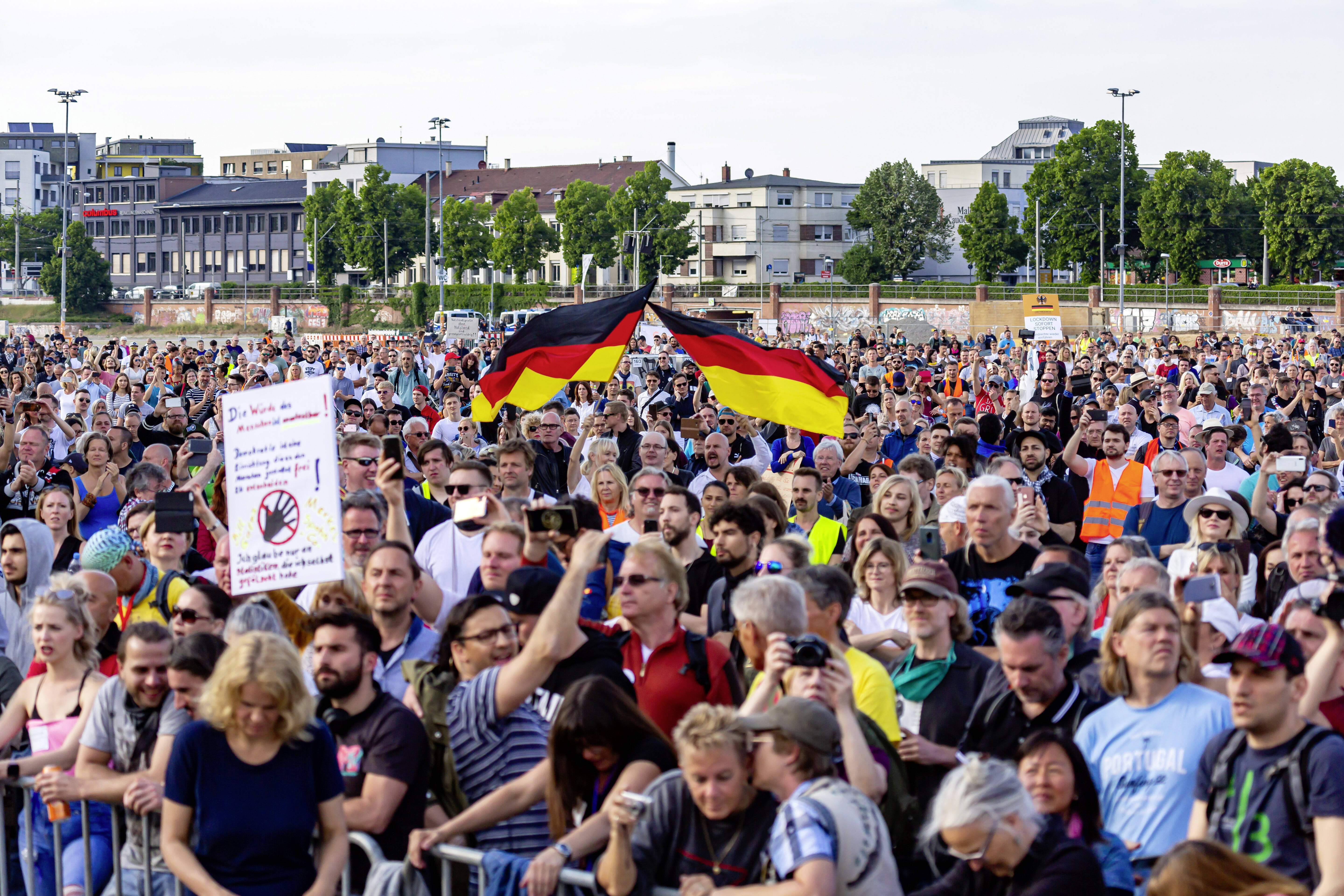 Anti-Corona-Proteste in Stuttgart: eine diffuse, zum Teil auch skurrile Mischung von Leuten, von denen wohl niemand erwartet hätte, dass sie mal gemeinsam bei einer Demo sind.