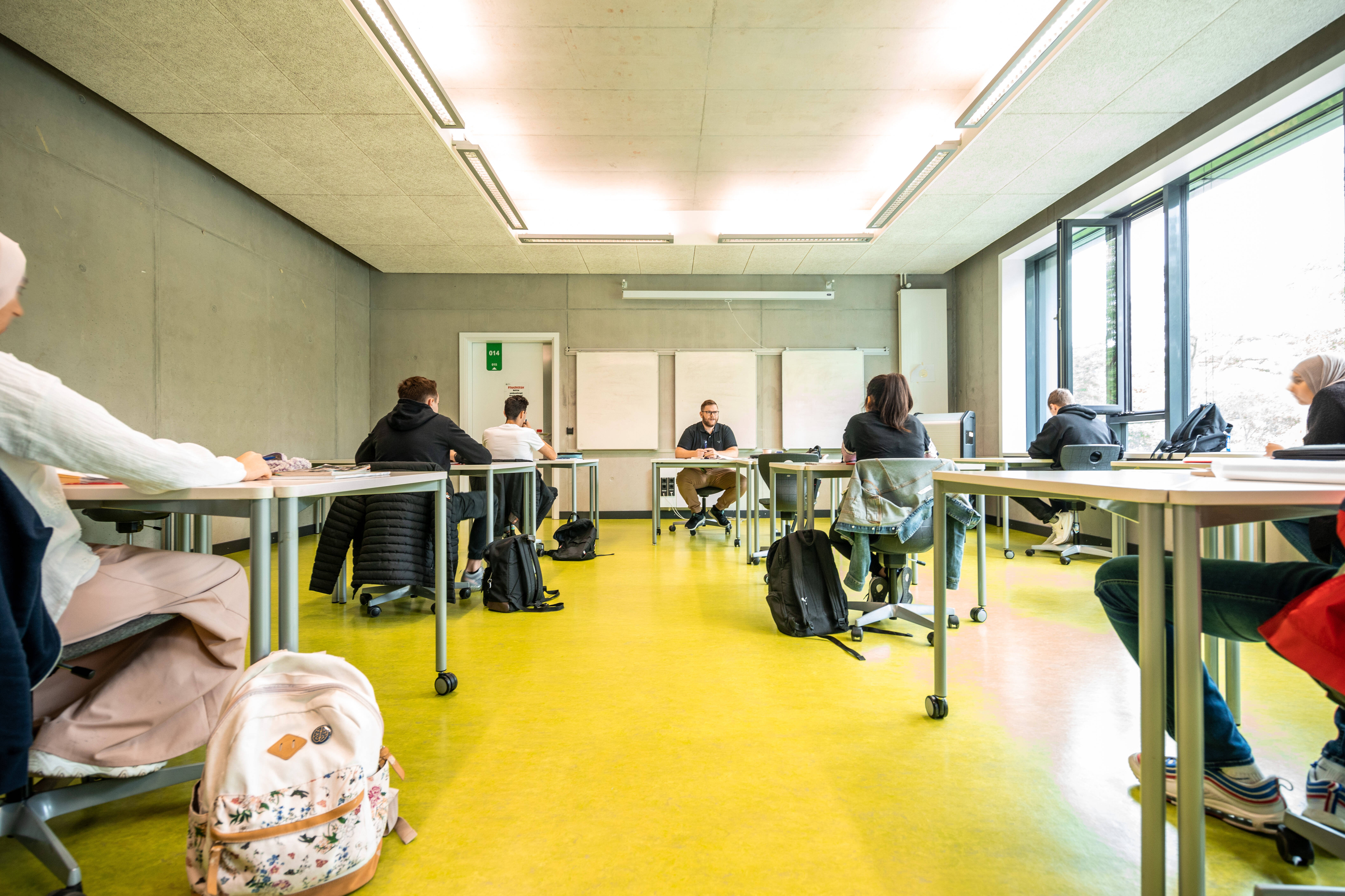Auf Abstand: Nach dem Lockdown beginnt der Unterricht in den Schulen mit geteilten Klassen.