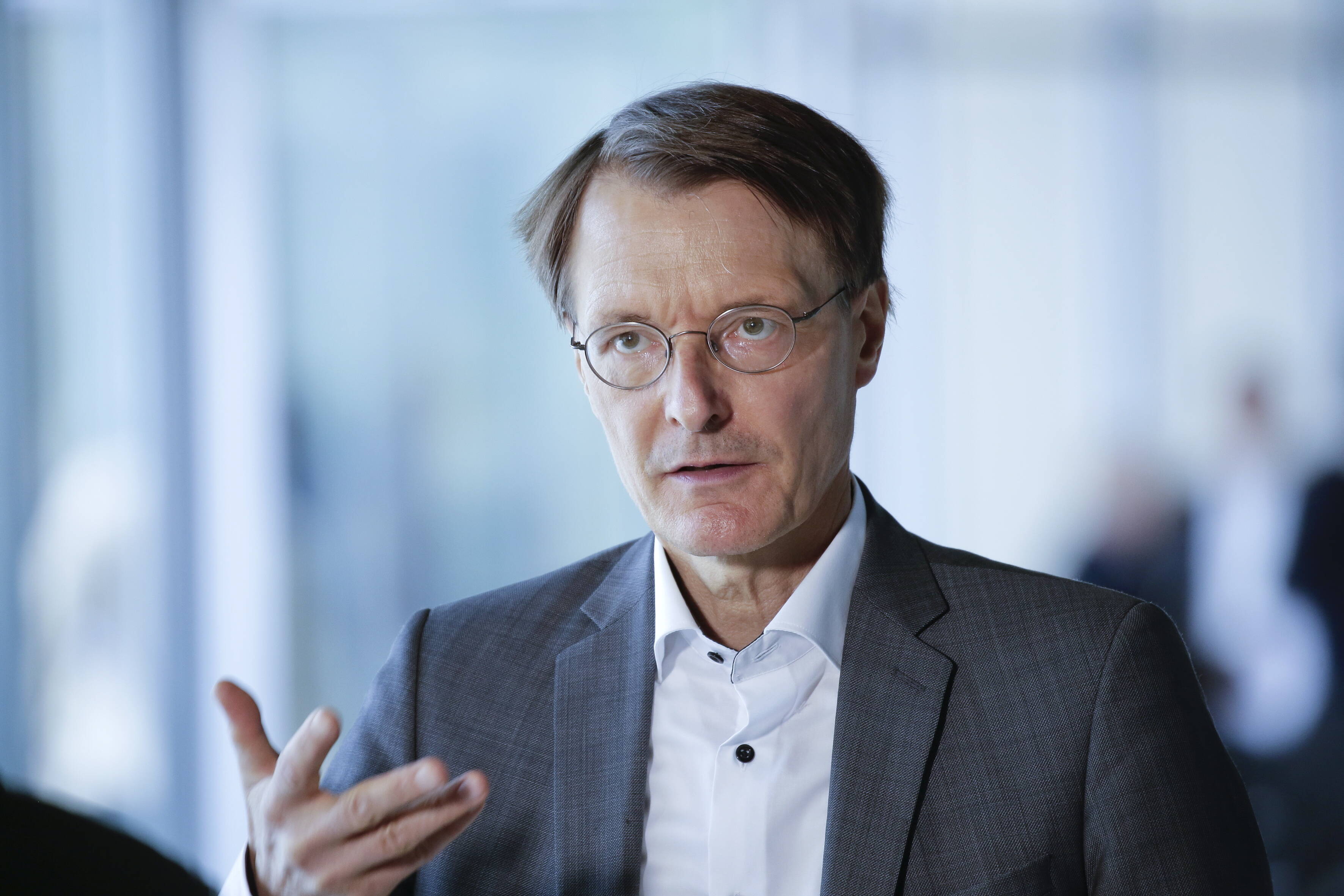 SPD-Gesundheitsexperte Karl Lauterbach: Mit einem Impfstoff, der so wirksam ist, lässt sich Herdenimmunität erreichen.
