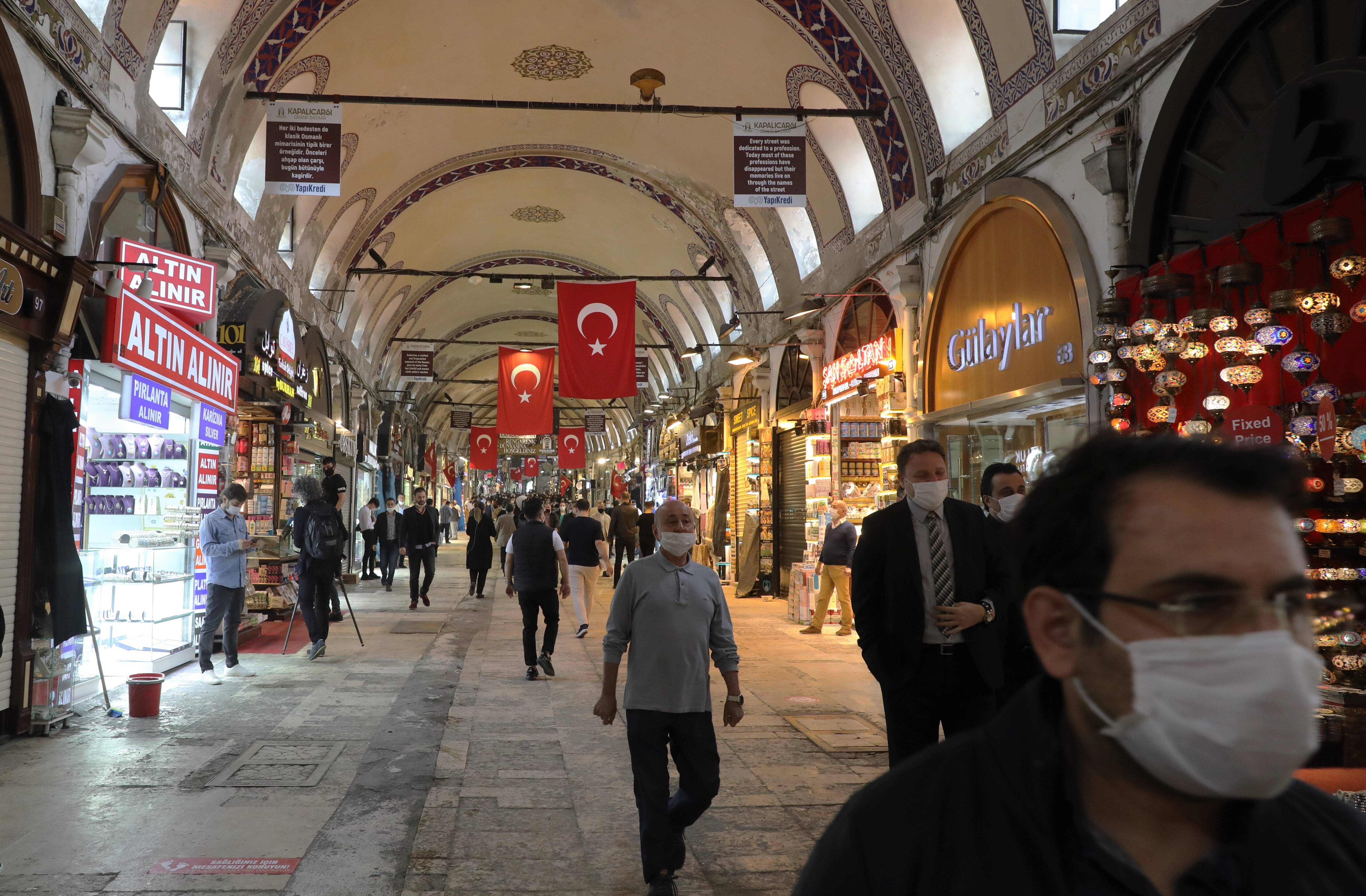 Zeichen der Hoffnung: Seit Anfang Juni ist der große Basar in Istanbul wieder geöffnet. Vom geschäftigen Treiben der Vor-Corona-Zeit ist er jedoch weit entfernt.