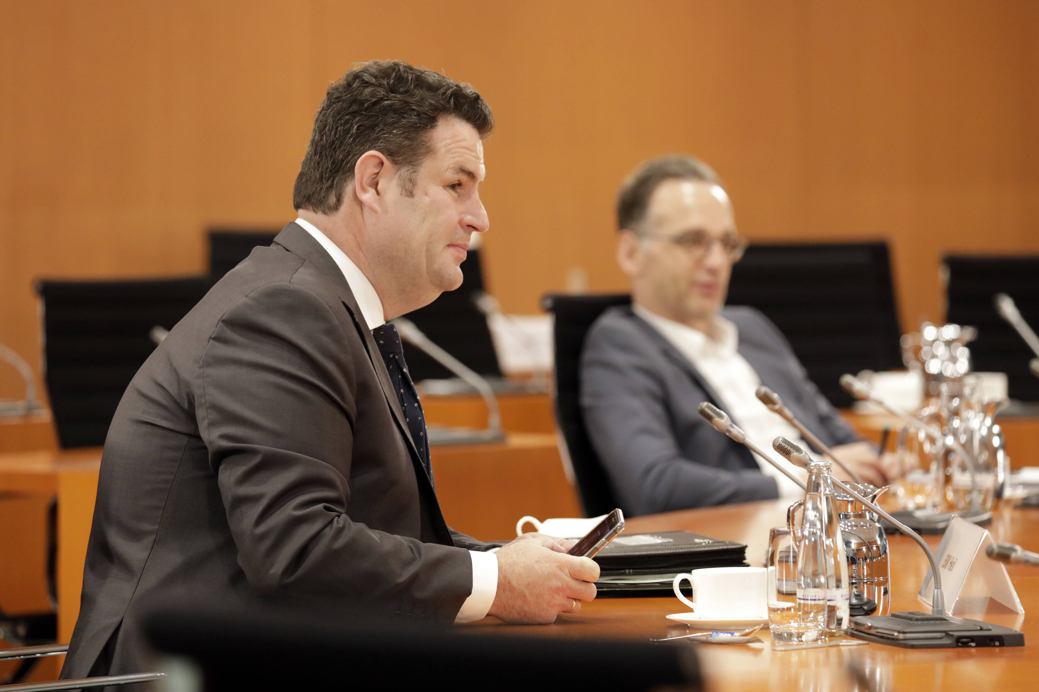 Will ein gesetzliches Recht auf Arbeiten im Homeoffice: Bundesarbeitsminister Hubertus Heil (l.) am 8.7.2020 im Bundeskabinett, im Hintergrund Außenminister Heiko Maas (r.)