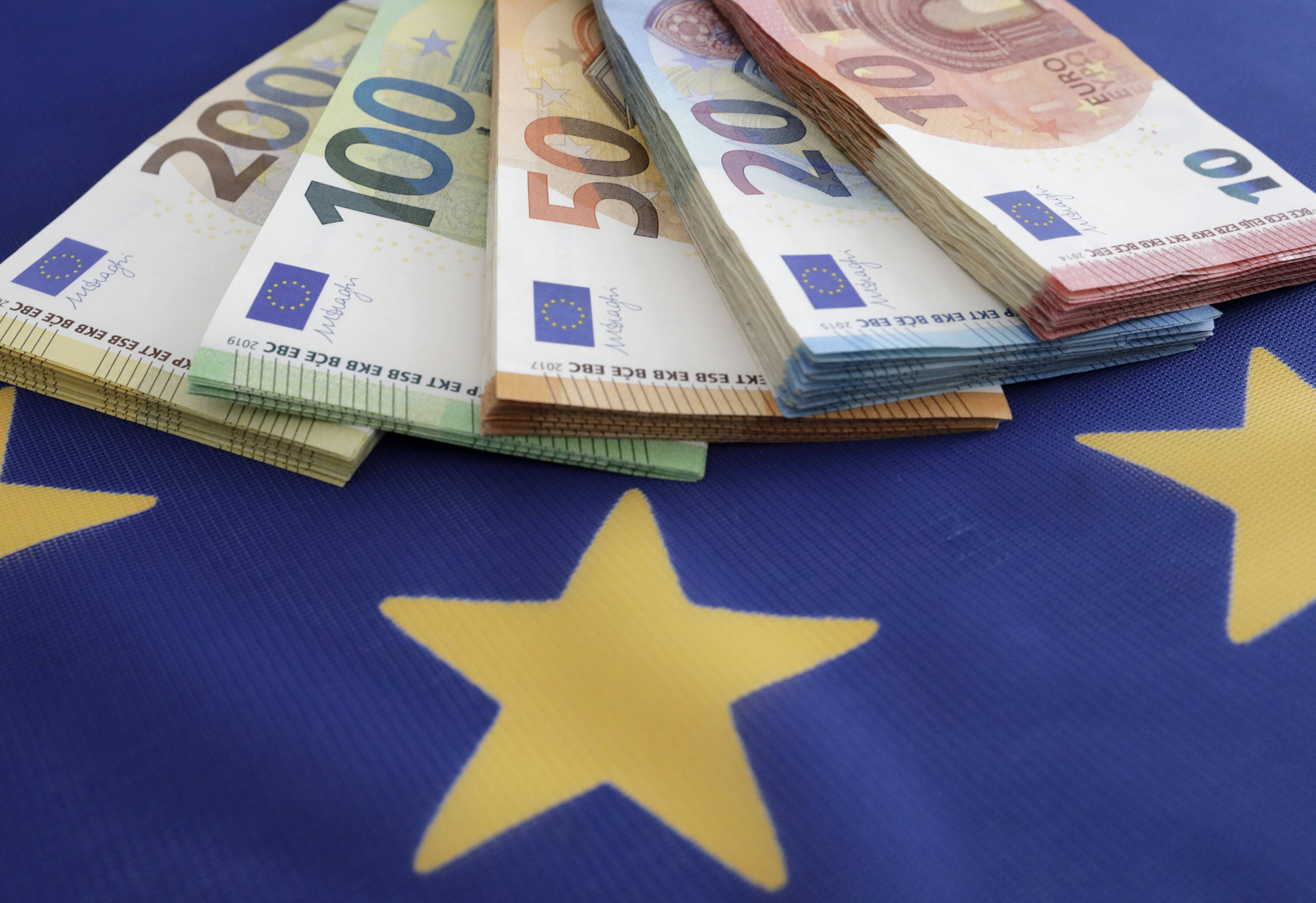 Darf die EU gemeinsam Schulden aufnehmen, ist das mit deutschem Recht vereinbar? Darüber verhandelt das Bundesverfassungsgericht.