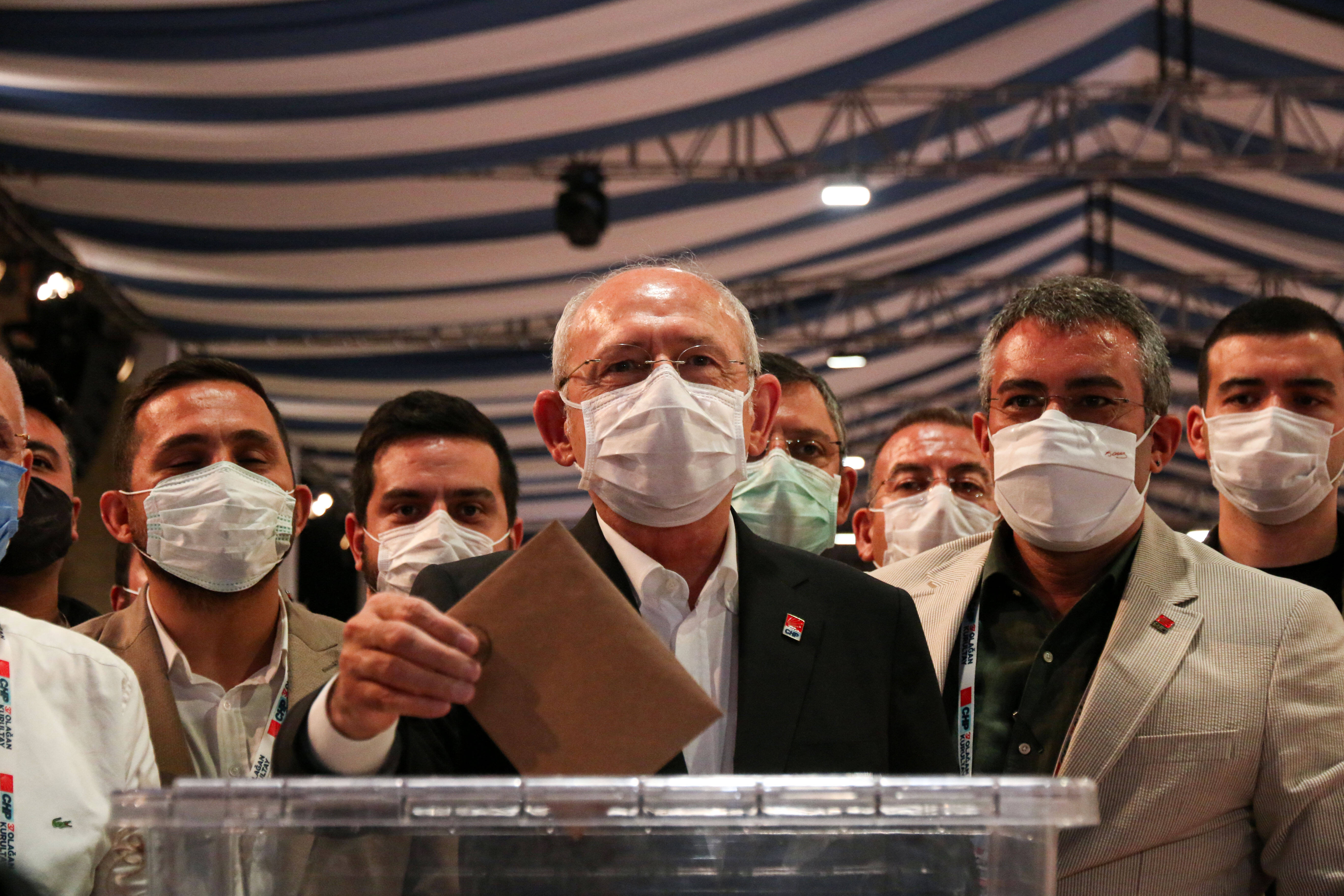 Kann die Wechselstimmung in der Türkei nicht nutzen: CHP-Chef Kemal Kilicdaroglu, hier bei seiner Wiederwahl im vergangenen Jahr.
