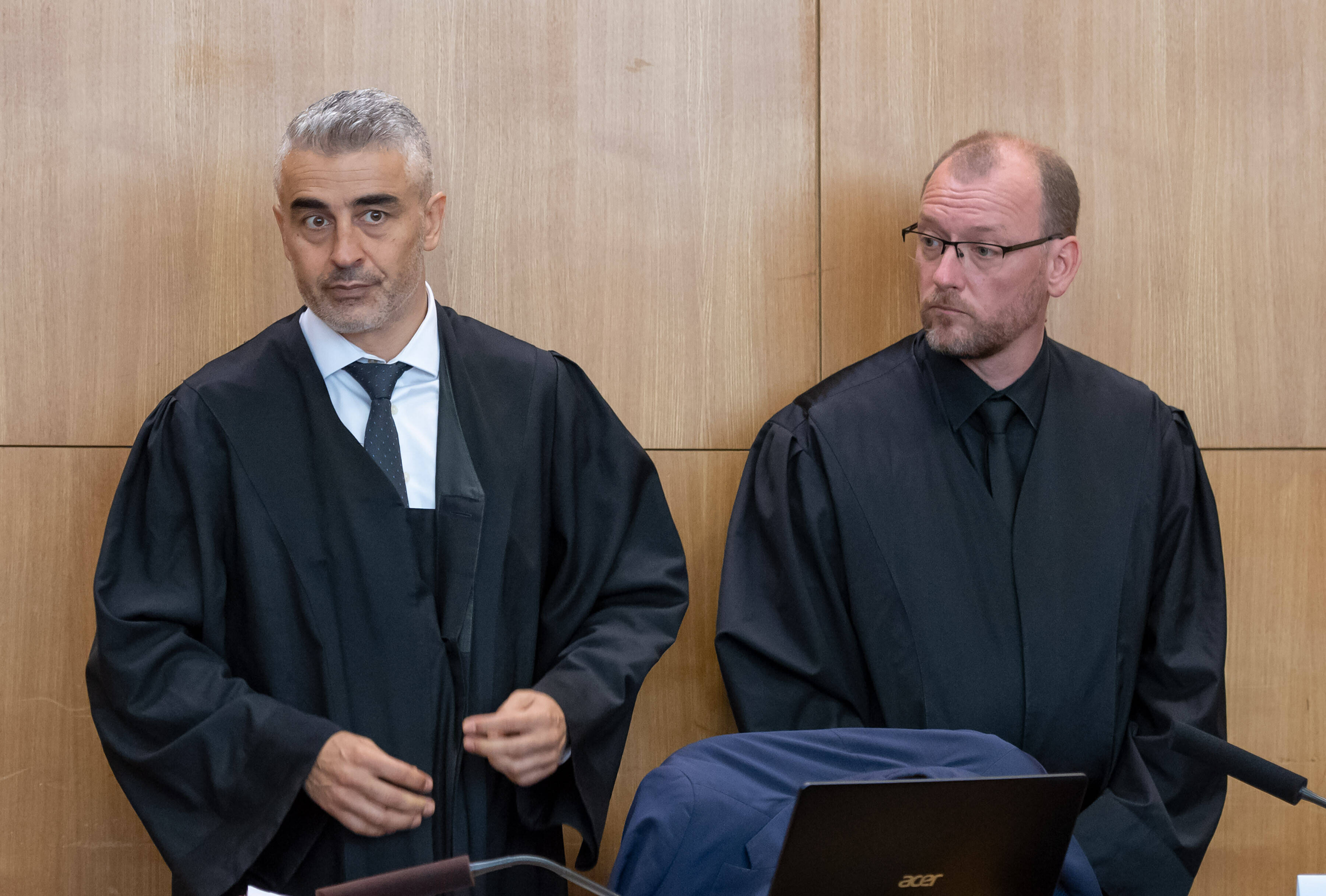 Fordern eine zeitlich begrenzte Freiheitsstrafe für ihren Mandanten: die Verteidiger des mutmaßlichen Lübcke-Mörders Mustafa Kaplan und Jörg Hardies