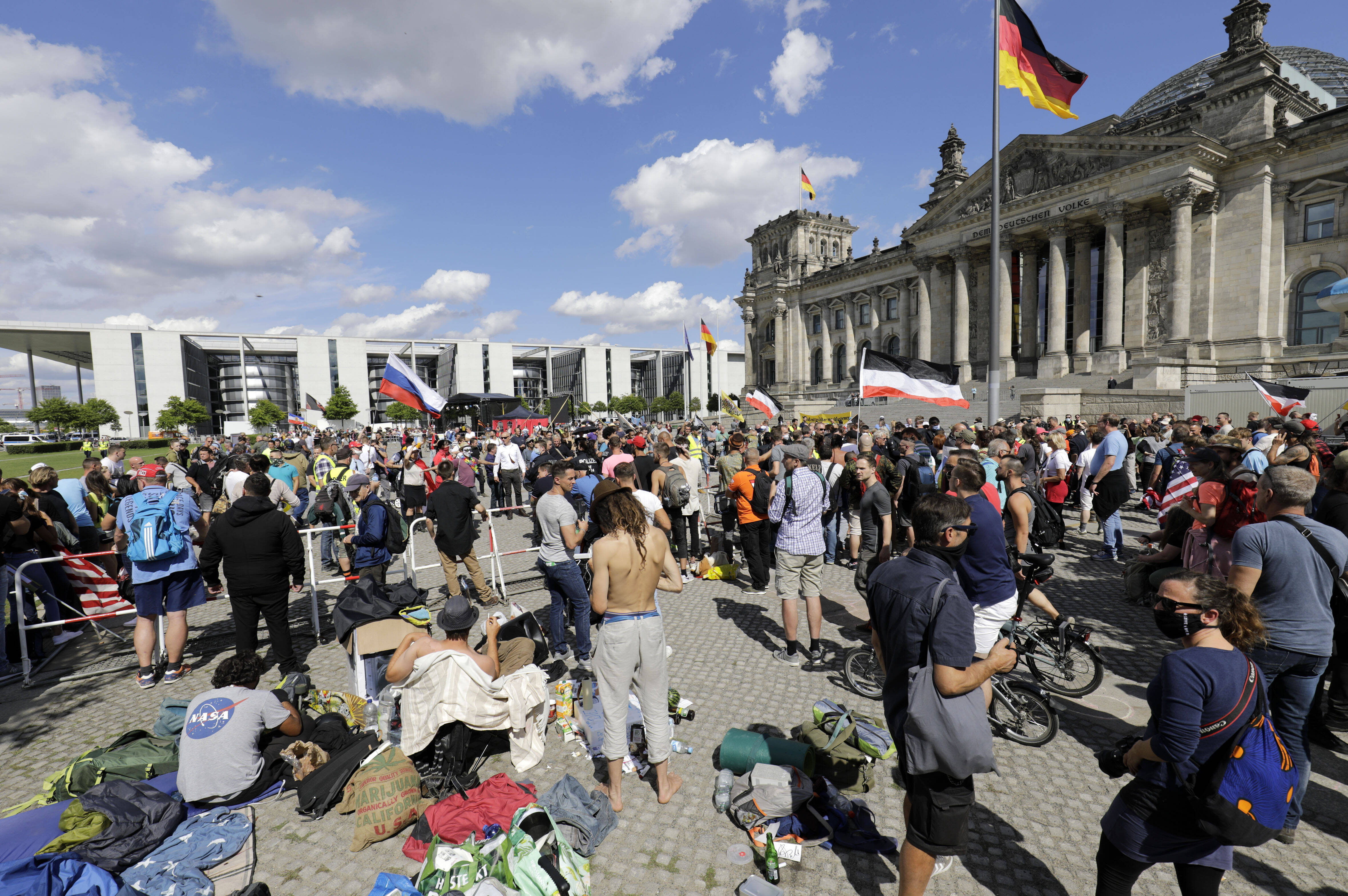 Corona-Leugner*innen am Reichstagsgebäude in Berlin. Für Rechtsextreme sind das Bilder des Triumphes, sagt Rechtsextremismus-Experte Matthias Quent.
