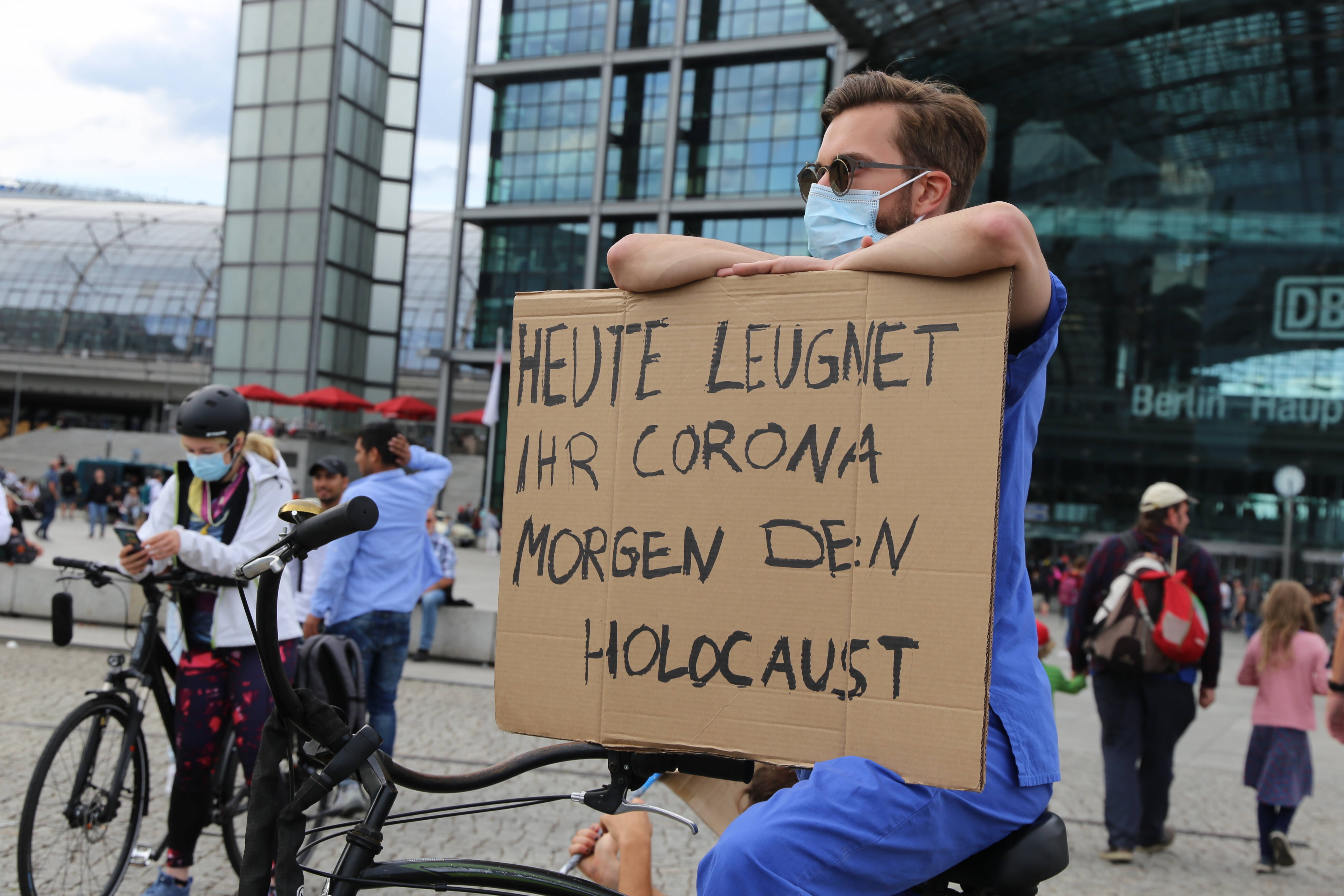Gegendemonstrant in Berlin: Mit einem „Pakt für das Zusammenleben in Deutschland“ will die SPD den Schulterschluss zwischen allen demokratischen Kräften bekräftigen.