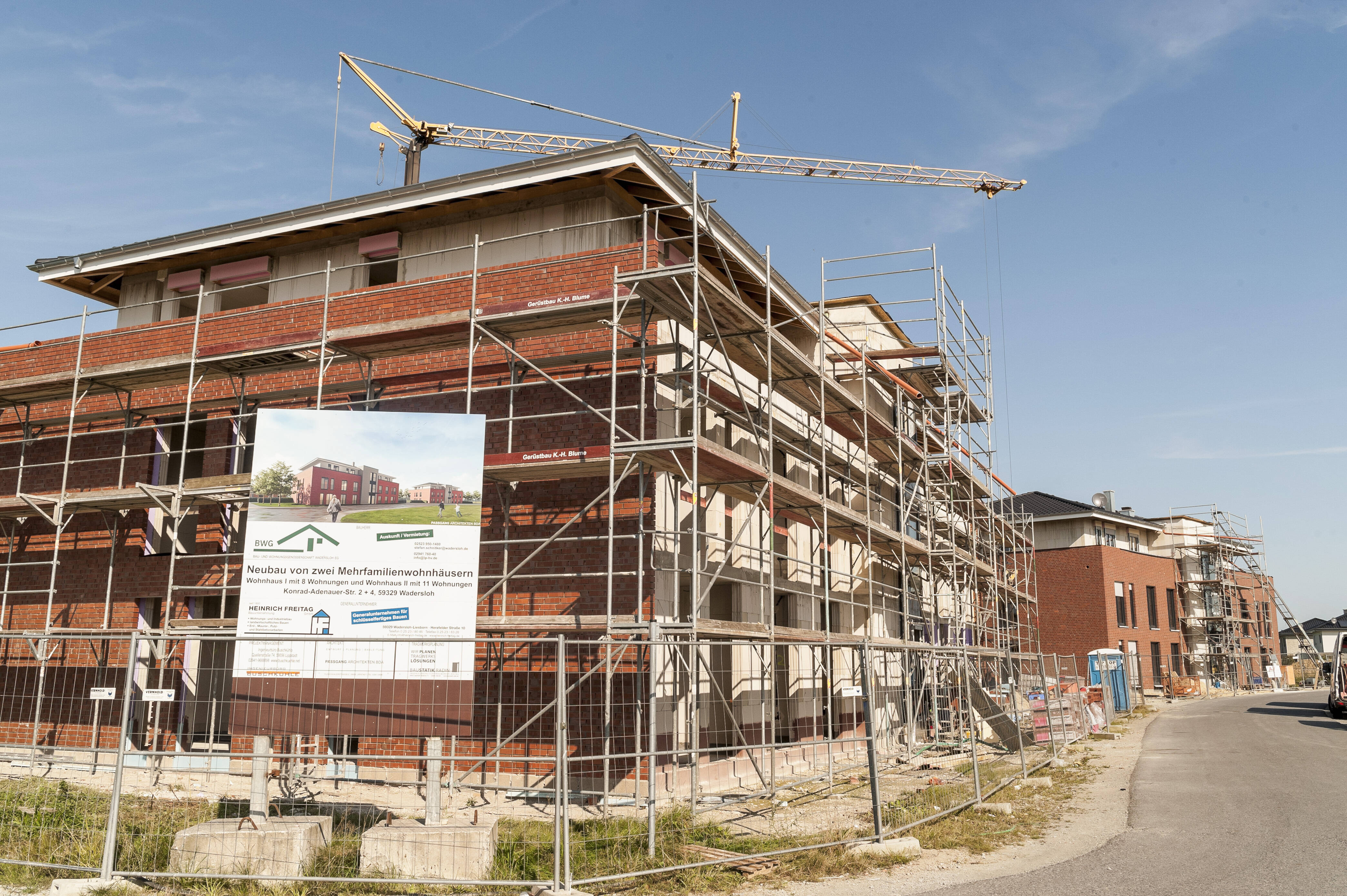 Mehr Wohnraum für Einkommensschwache (hier Neubau von sozial geförderten Mehrfamilienhäuser in Wadersloh, NRW): Darauf setzt die SPD als die traditionelle Mieterpartei Deutschlands.