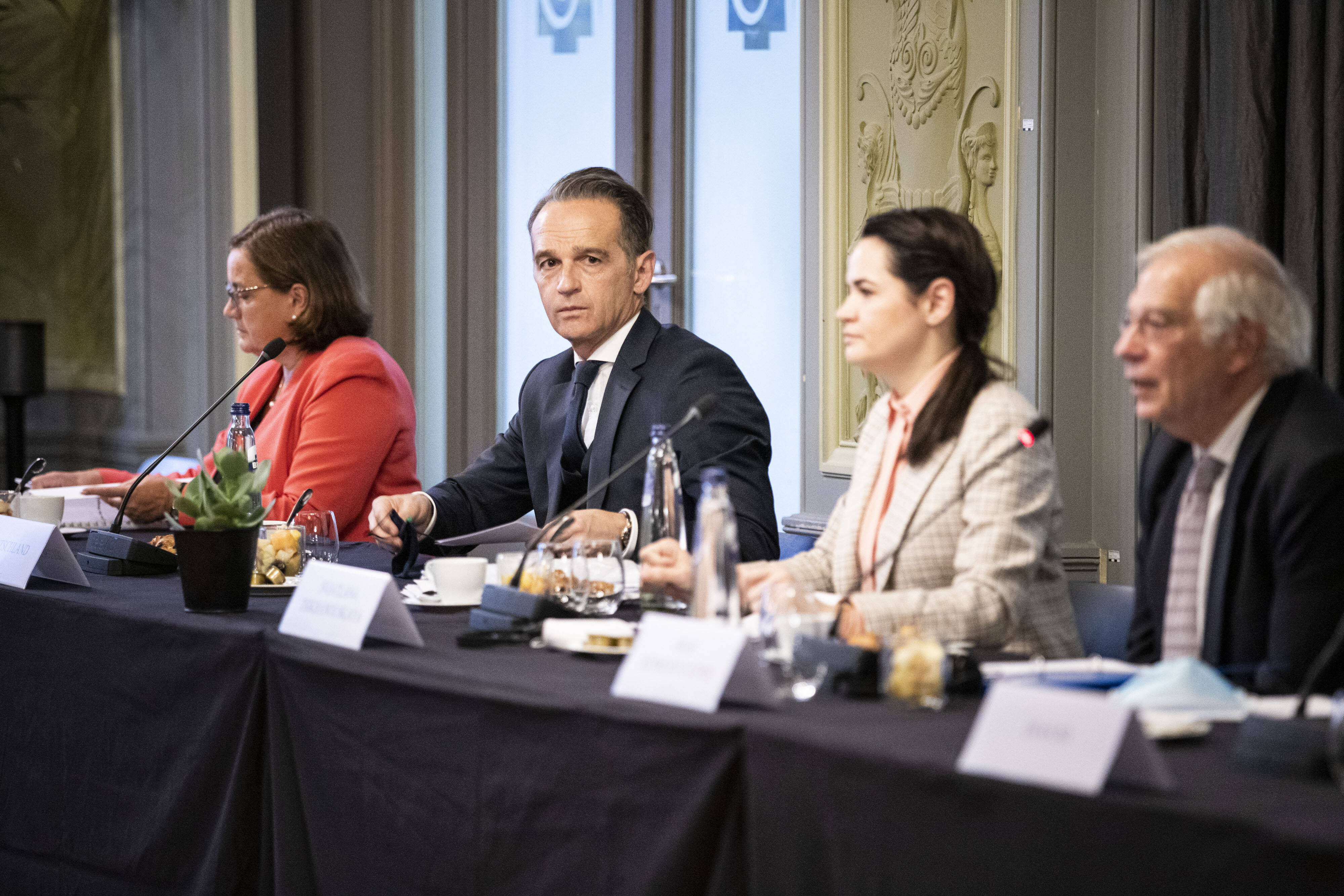 Bundesaußenminister Heiko Maas (2.v.l.) und Josep Borrell (r.), Hoher Vertreter der EU für Aussen- und Sicherheitspolitik, treffen sich mit Swetlana Tichanowskaja (2.v.r.), Vertreterin der Zivilgesellschaft von Belarus, am 21.09.2020 in Brüssel.