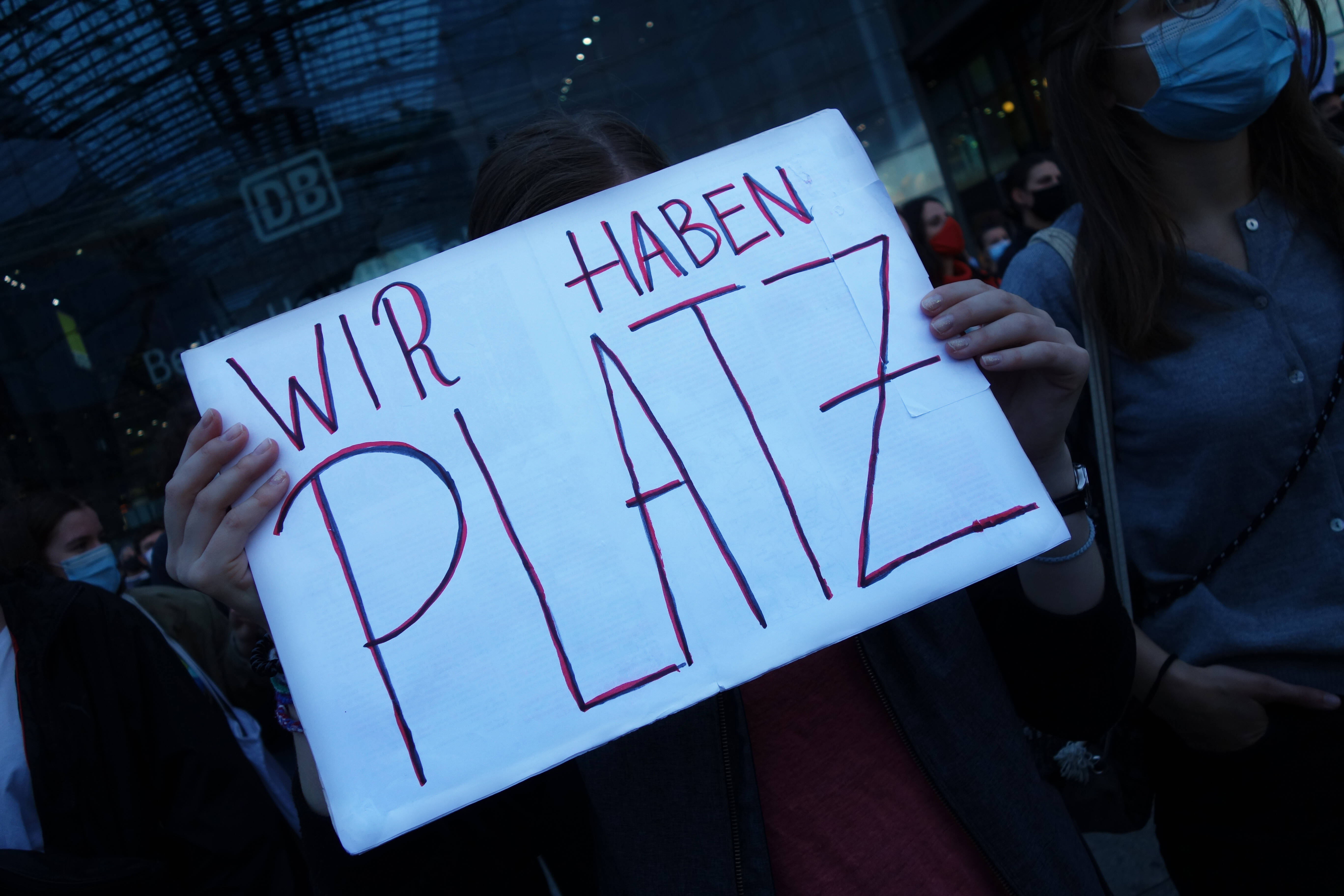 Bei einer Demonstration im September forderten zahlreiche Menschen die Aufnahme von obdachlosen Geflüchteten von den Griechischen Inseln – mitorganisiert wurde die Demo von der Initiative „Seebrücke“.