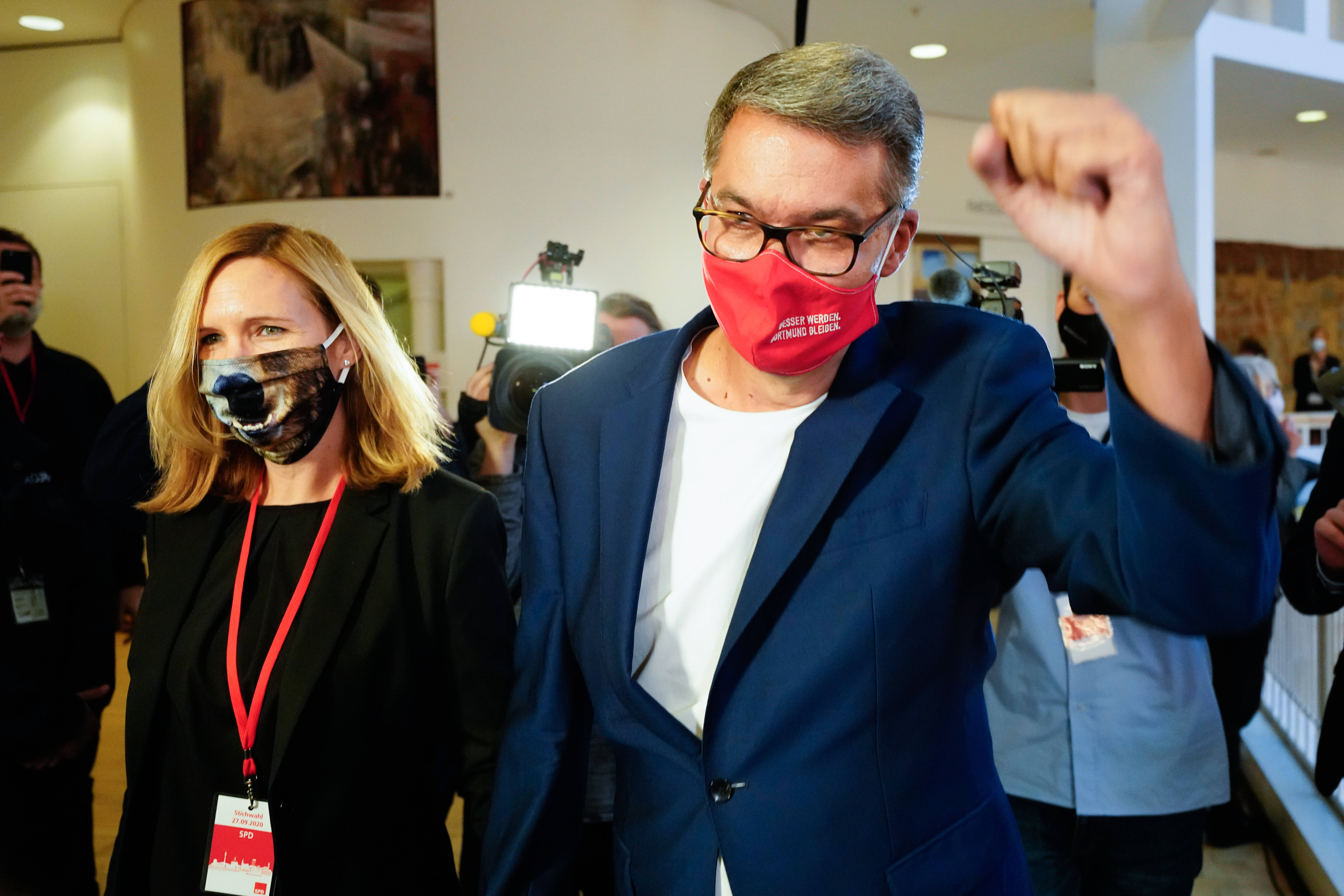 Mit Maske und Wahlsieg: Dortmunds neuer Oberbürgermeister Thomas Westphal.