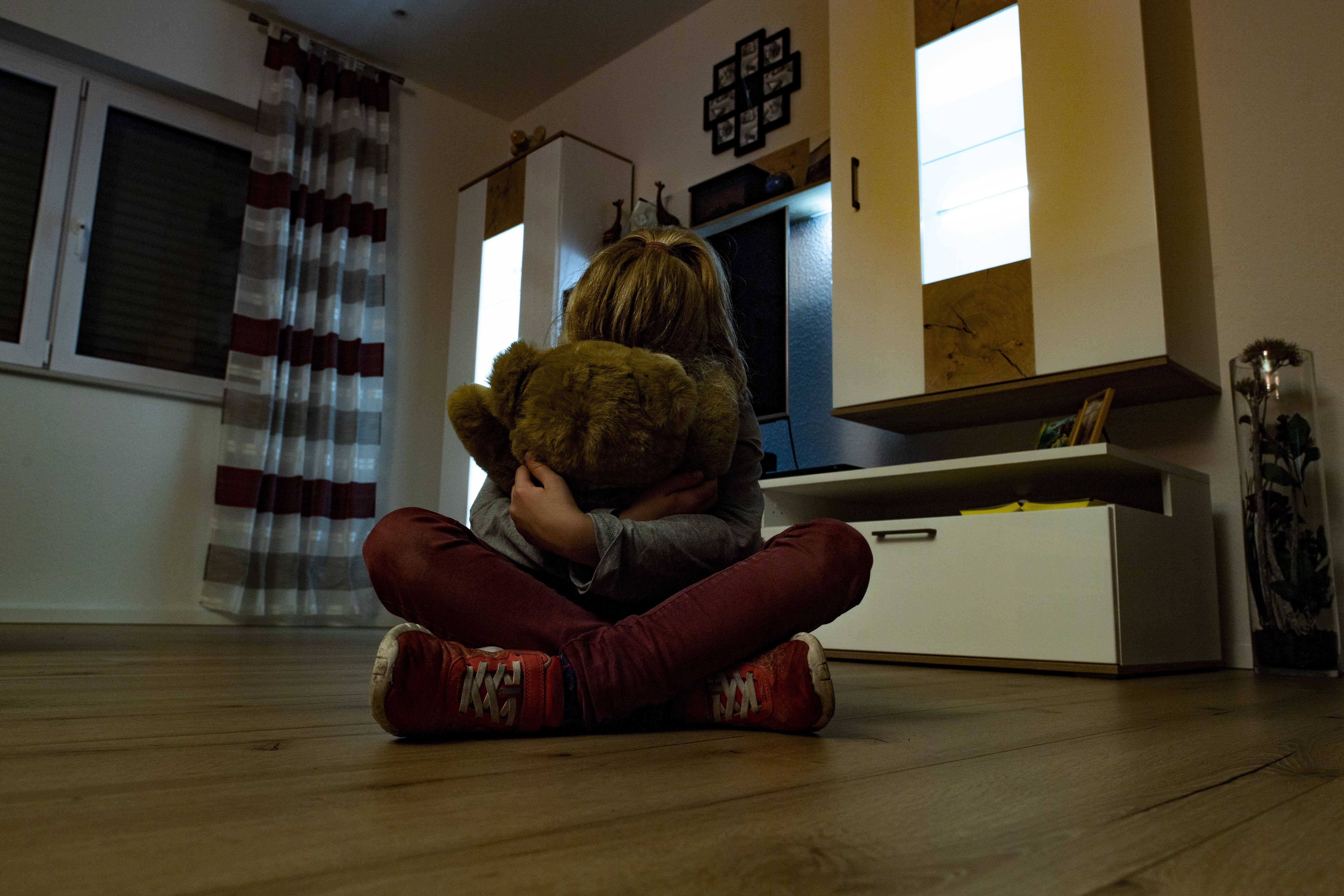 Kinder werden oft Opfer im familiären und näheren Umfeld. Das Gesetz von Justizministerin Christine Lambrecht sieht nun schärfere Strafen und eine effektivere Strafverfolgung vor.
