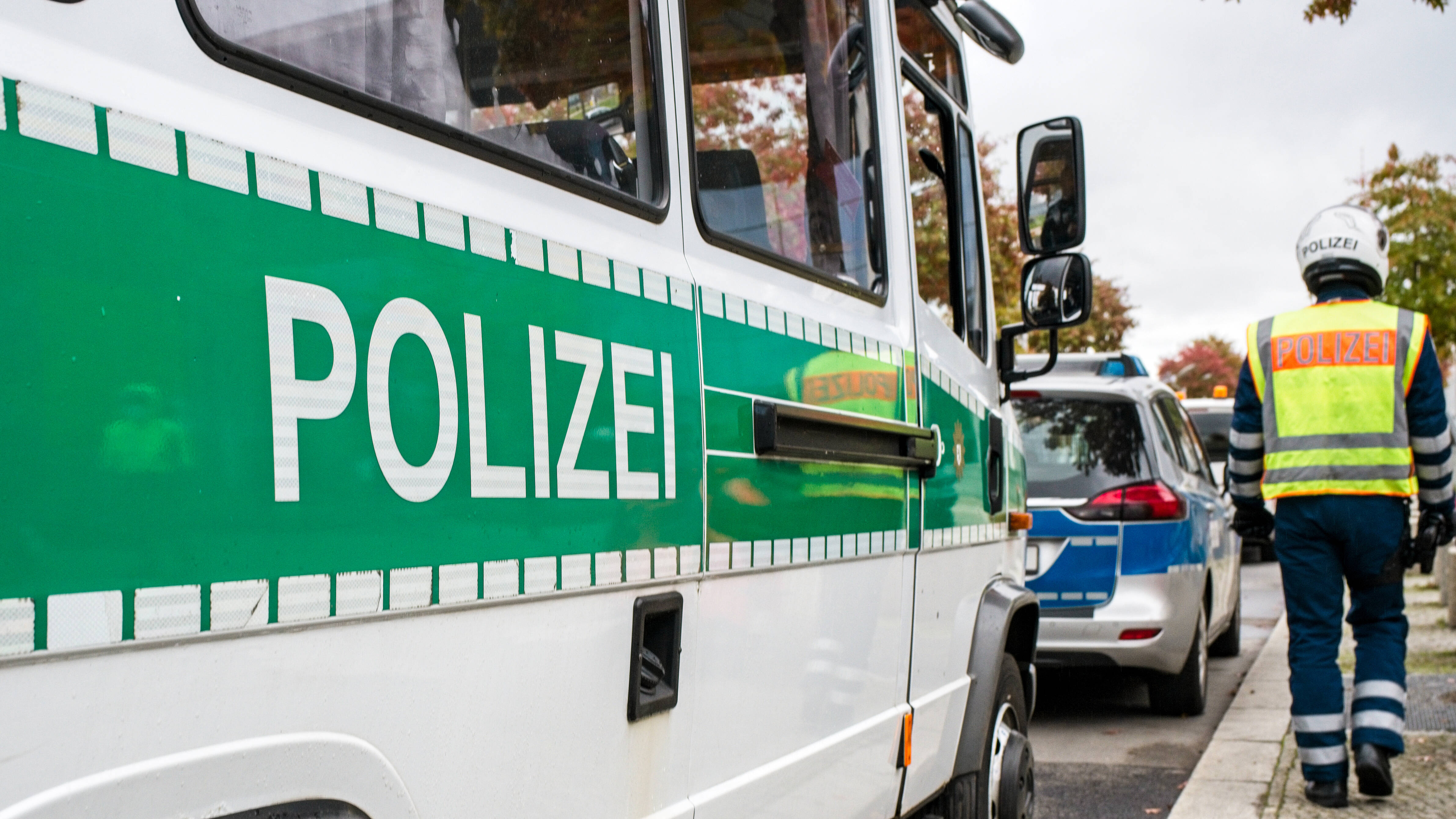 Die Rassismus-Studie wird wichtige Erkenntnisse liefern und zudem Poliizist*innen schützen, die uns schützen und täglich mit beiden Beinen auf dem Boden des Grundgesetzes stehen, sagt Dirk Wiese.