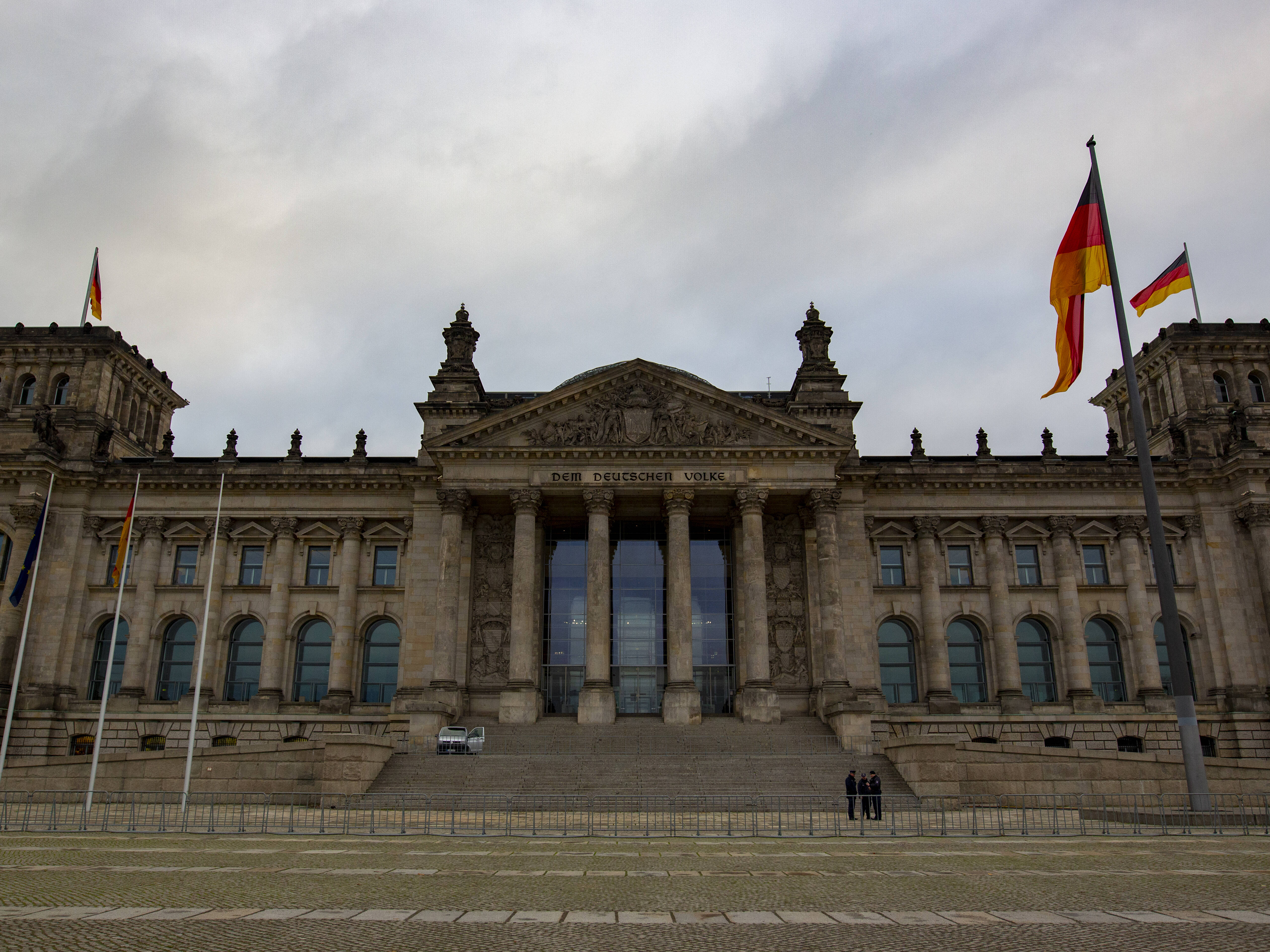 Im Reichstagsgebäude gibt es eine Hausordnung – die gilt auch für Gäste, die auf Einladung der Abgeordneten in das Gebäude dürfen.