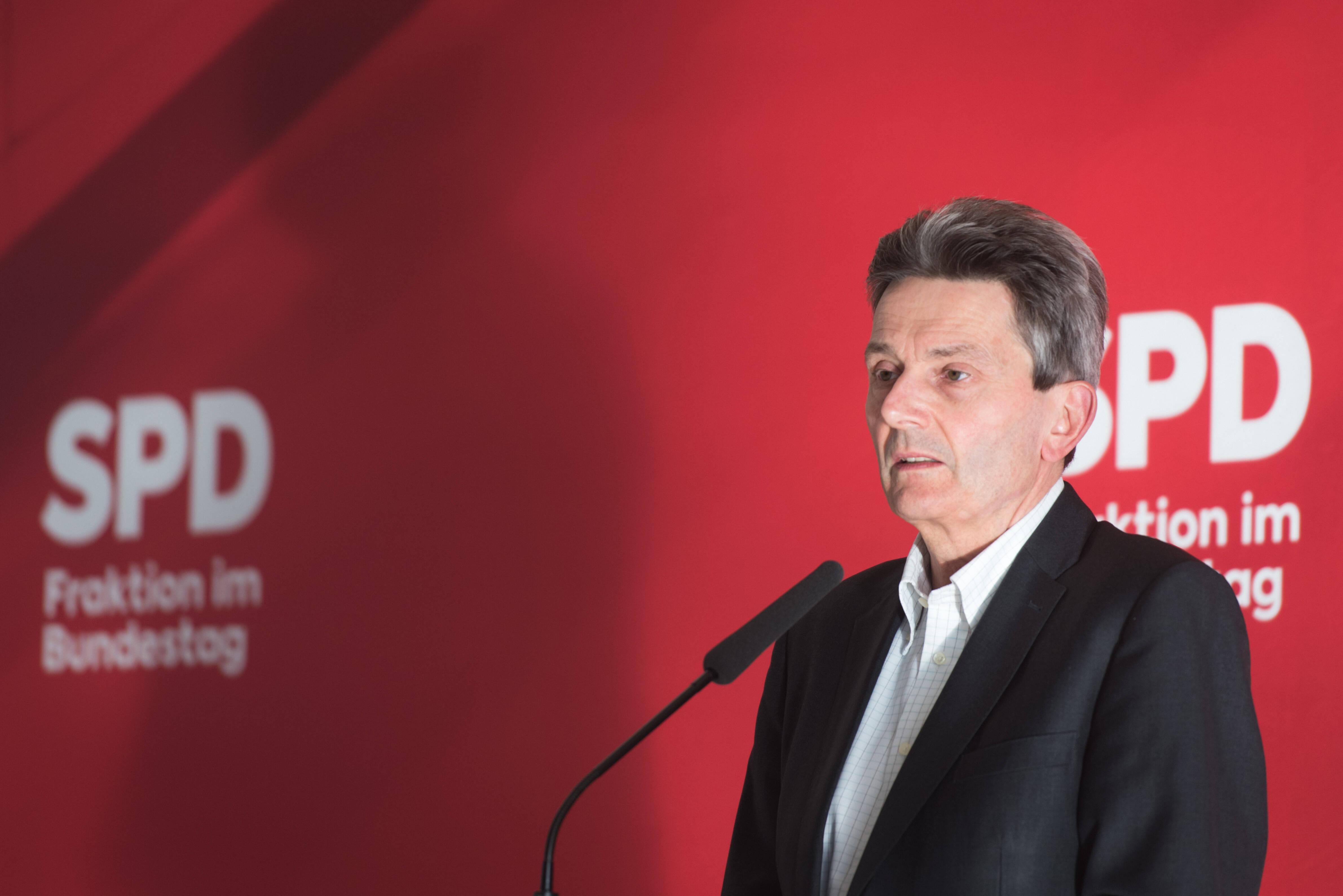Die Verlängerung des Teil-Lockdowns bis zum 20. Dezember sei „angemessen, nachvollziehbar und lebensnah“, sagte der SPD-Fraktionsvorsitzende Rolf Mützenich am Donnerstag im Bundestag.