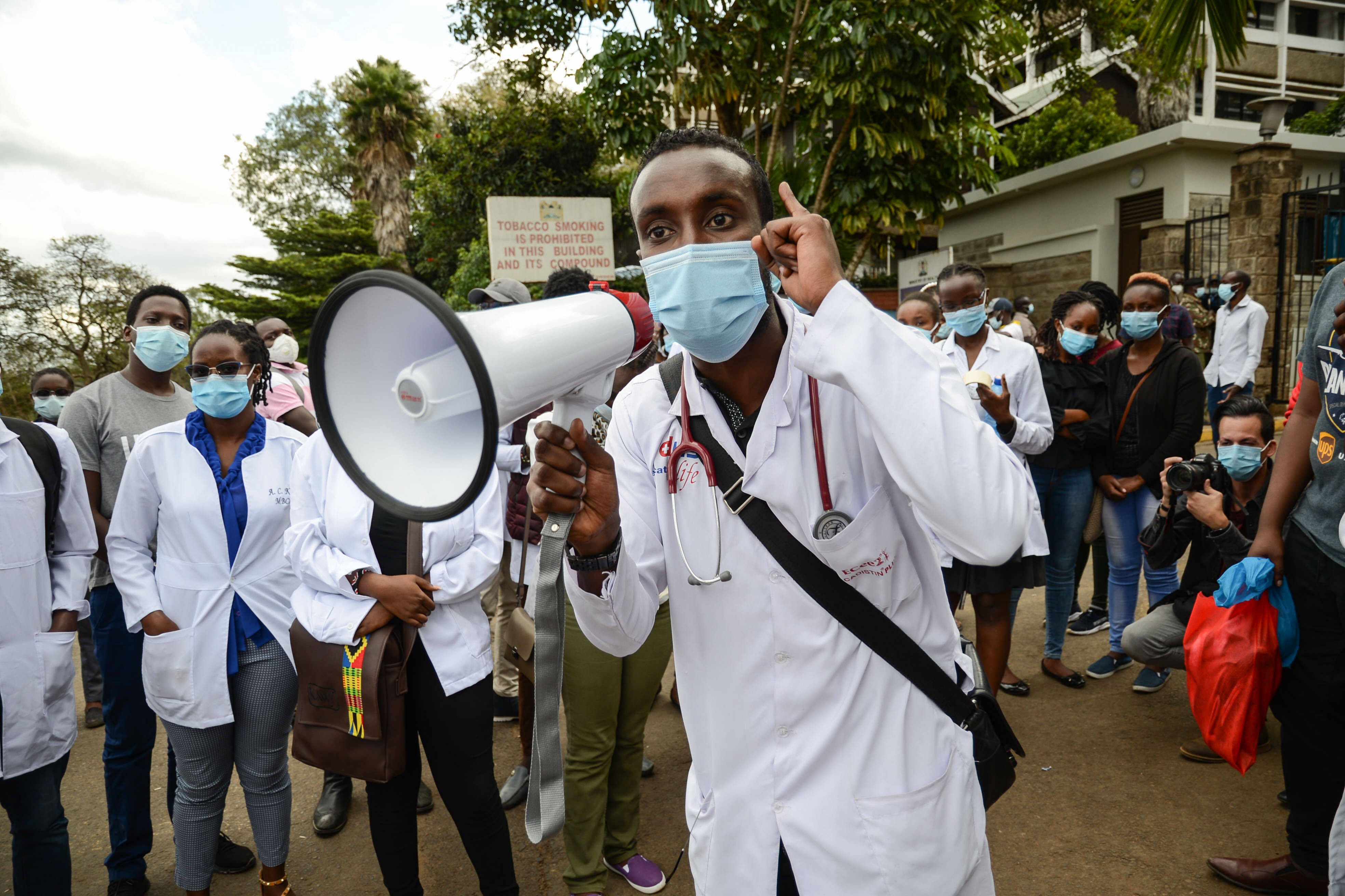 Demonstration vor dem kenianischen Gesundheitsministerium für bessere Arbeitsbedingungen.