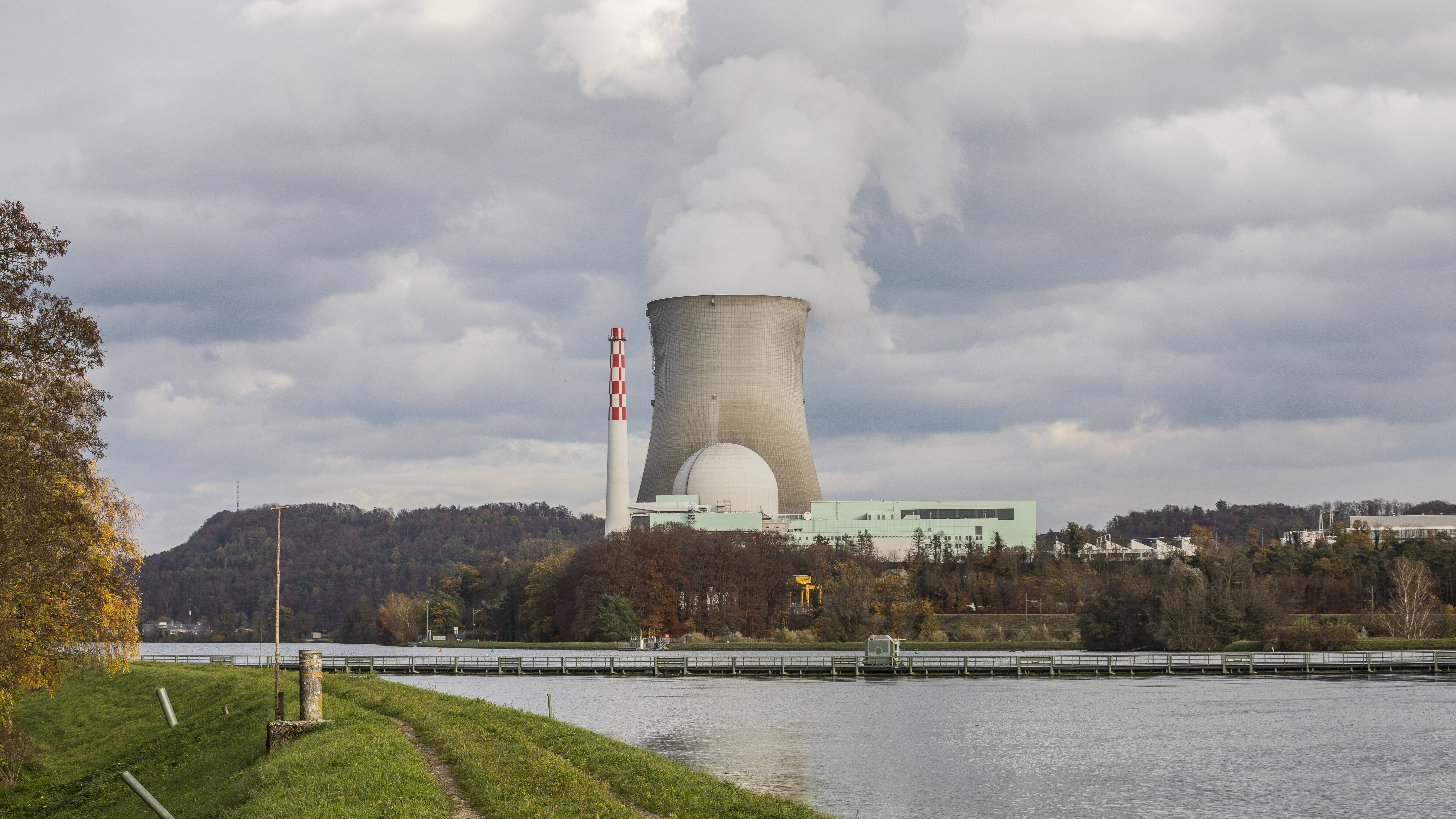 Das Atomkraftwerk Leibstadt in der Schweiz, an der Grenze zu Deutschland. Landesgrenze ist der Rhein.