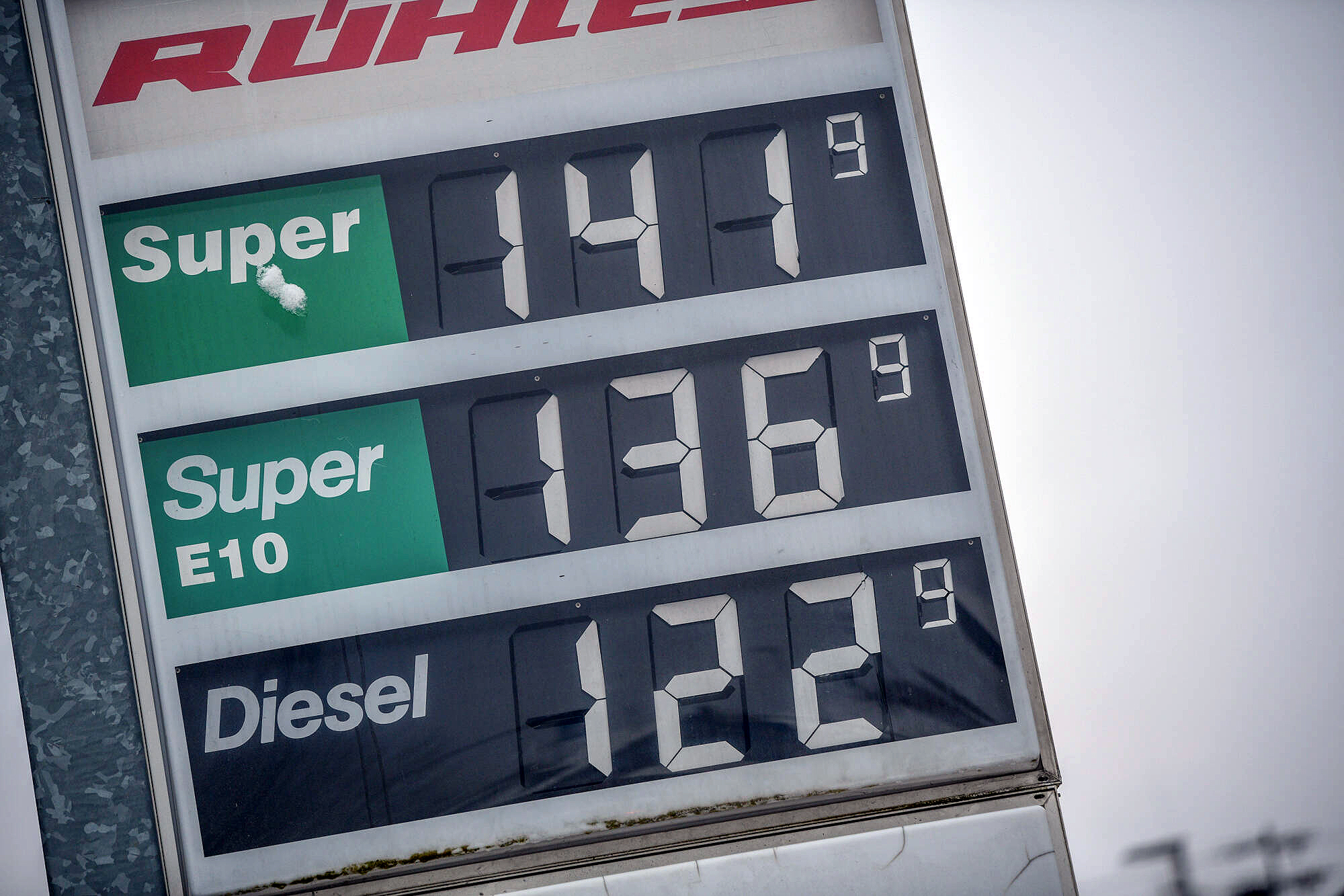 Steigende Benzinpreise zum Jahresanfang: An der Tankstelle macht sich die CO2-Abgabe besonders bemerkbar. Doch es gibt Entlastungen.
