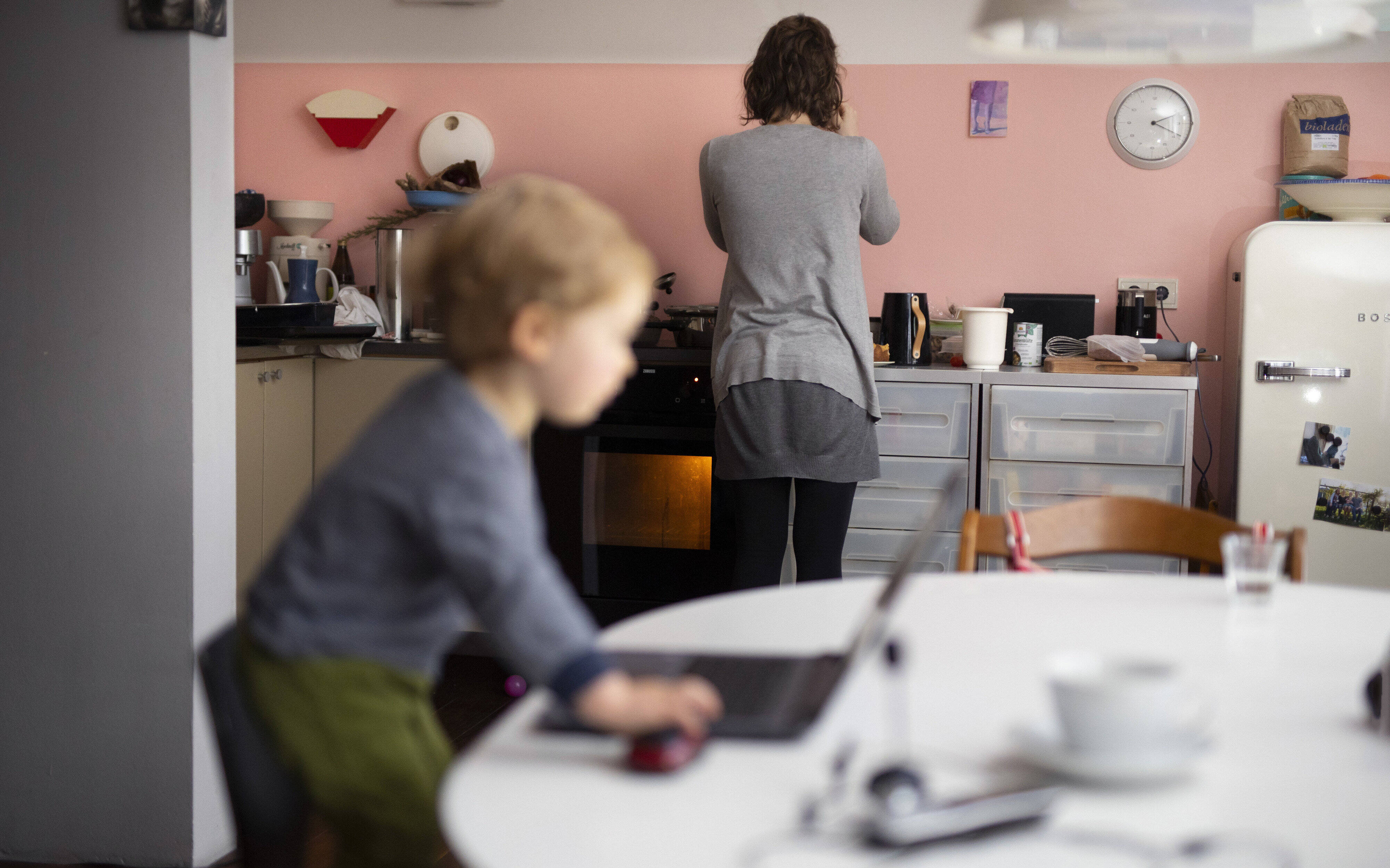 Keine Dauerlösung – aber besser als gar nichts: Im Home Office ist die Betreuung des Nachwuches zeitweise möglich auch ohne, dass ein Elternteil komplett aufhören muss zu arbeiten.