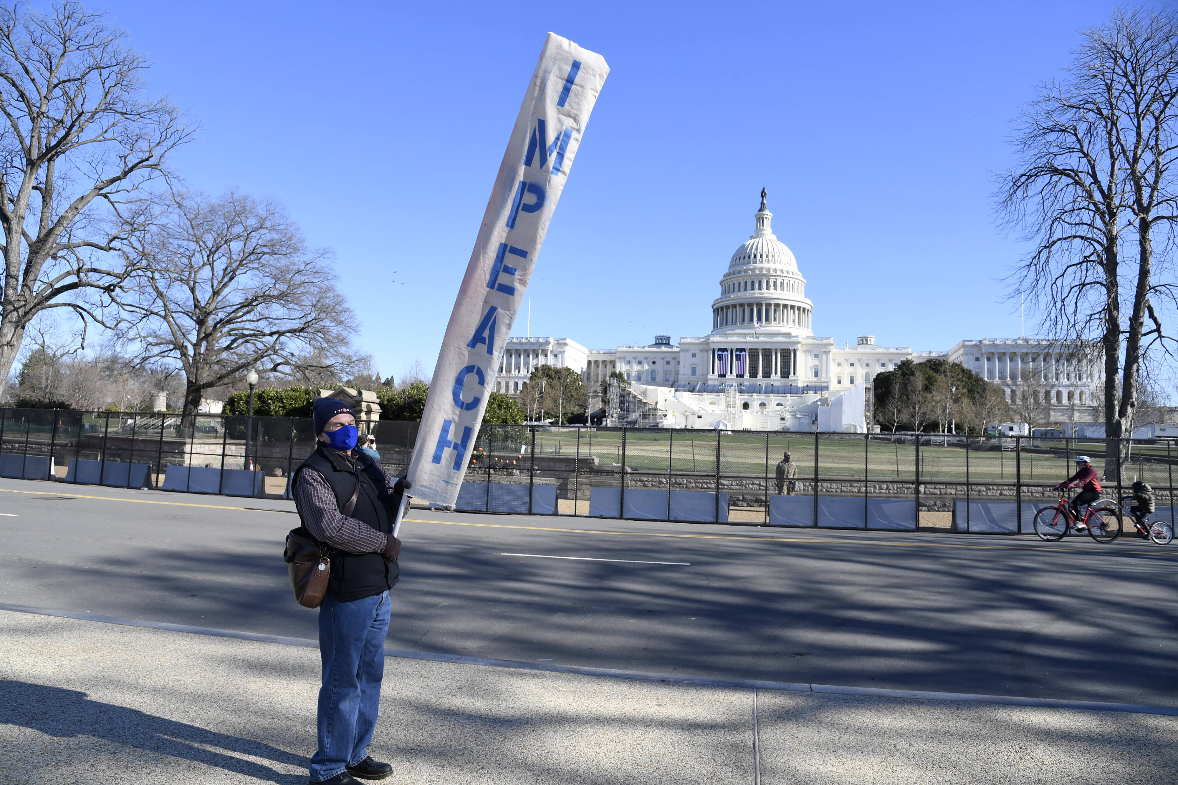 Ein Demonstrant vor dem Kapitol fordert die Amtsenthebung von Präsident Donald Trump.