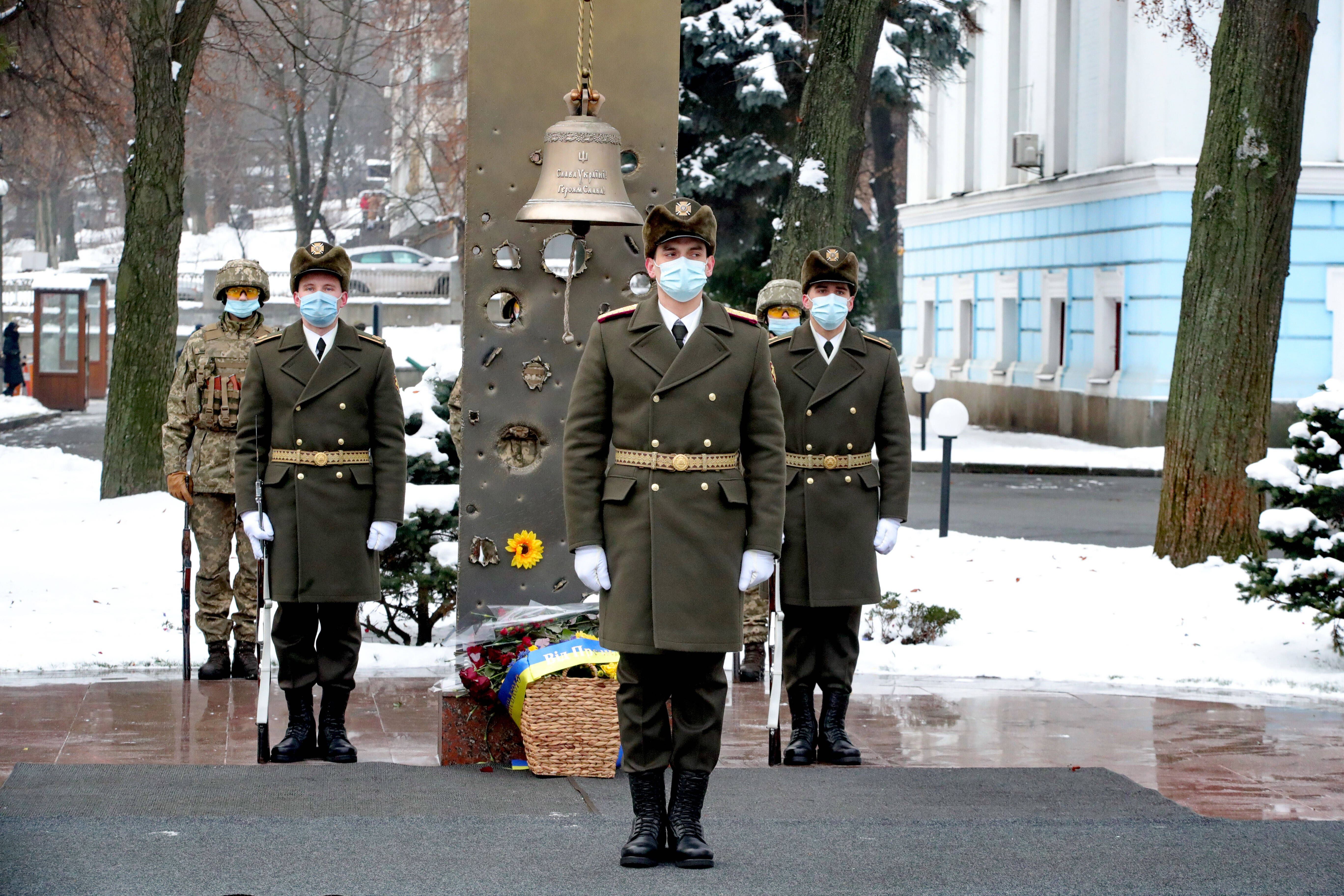 Auch 2021 kein Ende des Sterbens in der Ostukraine: Kranzniederlegung in Kiew am Ehrenmal für die Opfer des Kampfes um den Flughafen im ostukrainischen Donezk.