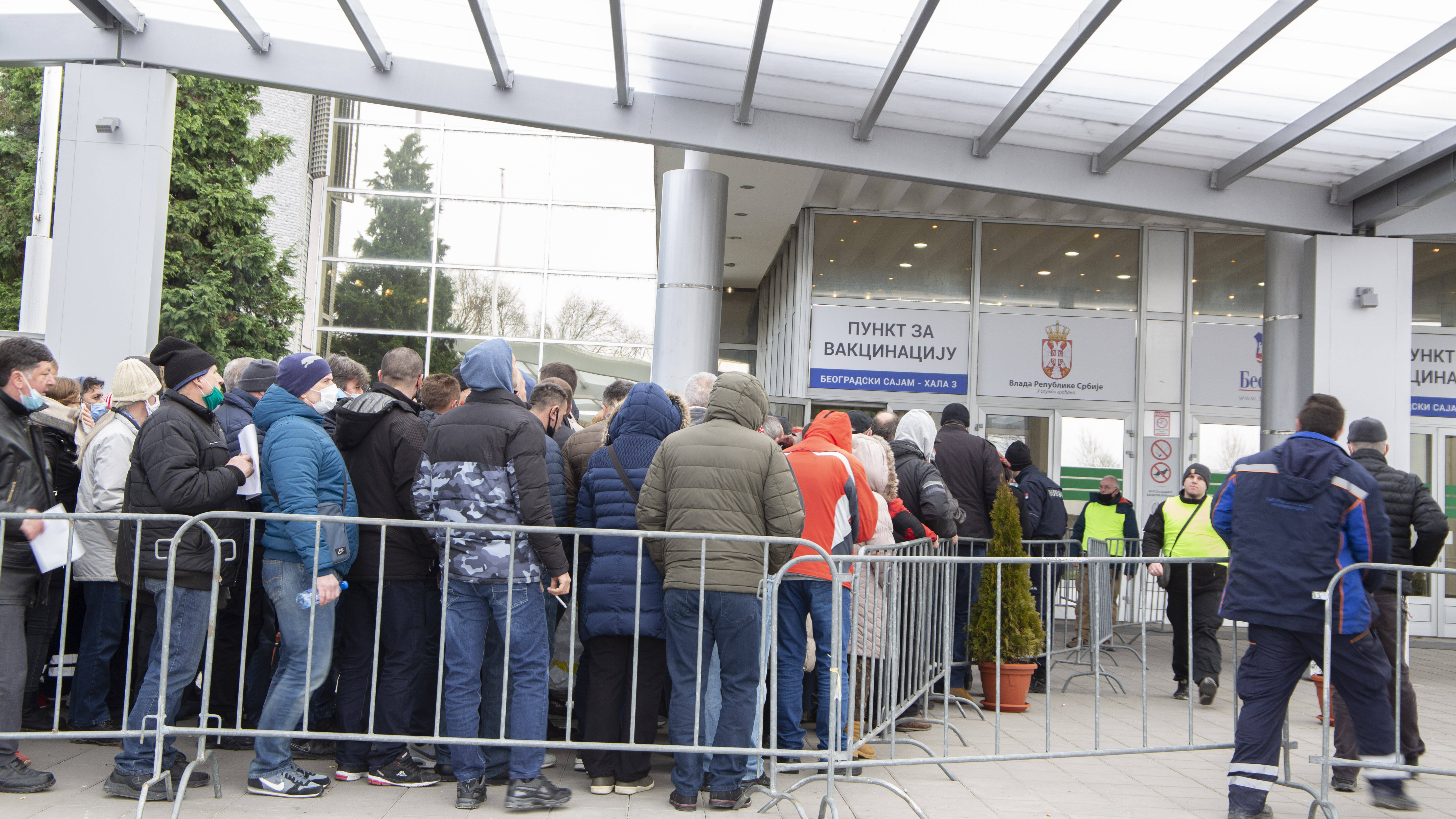 Warteschlange vor einem Impfzentrum in Belgrad.