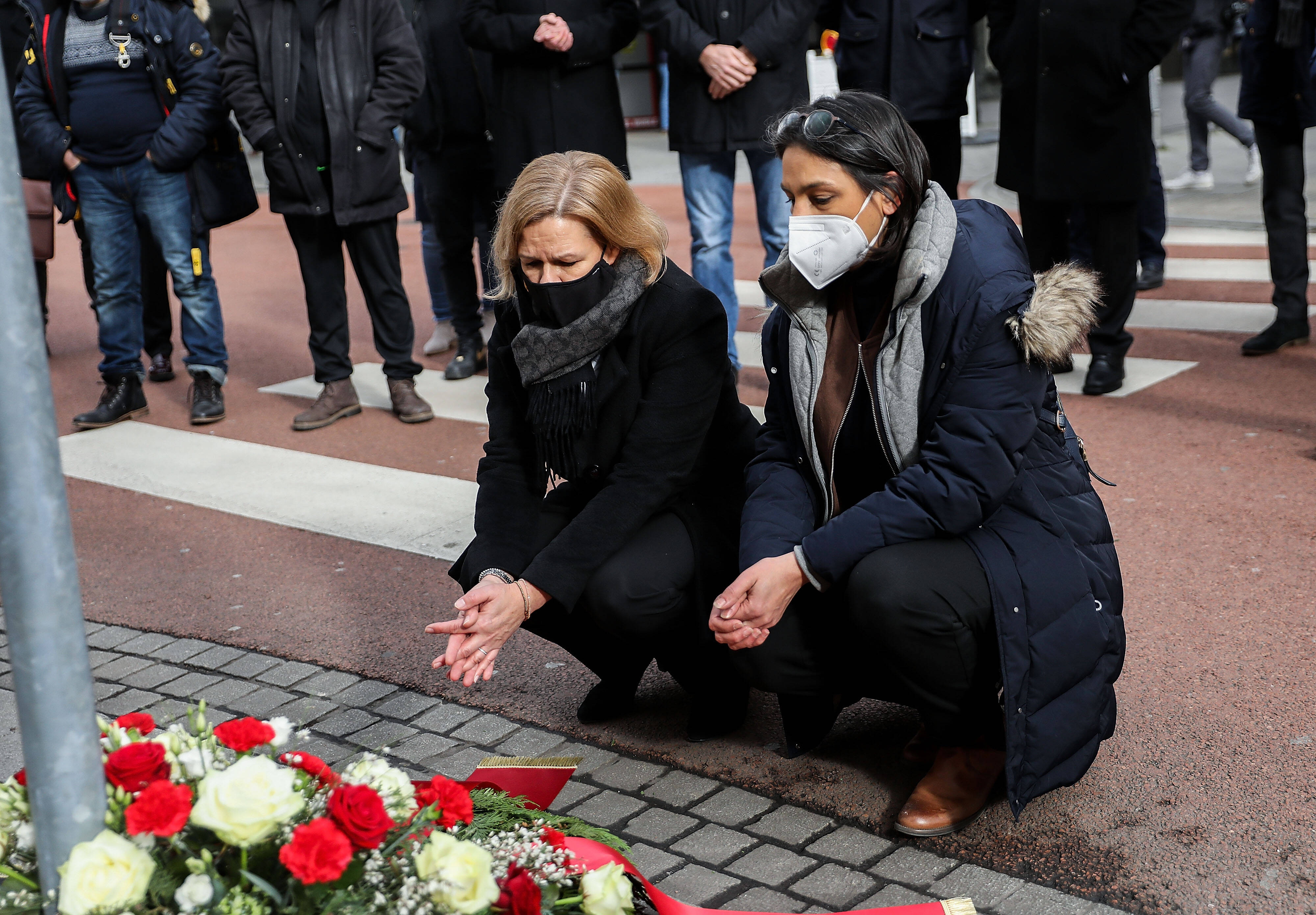 Am Anschlagsort in Hanau: Die hessische SPD-Vorsitzende Nancy Faeser und die stellvertretende SPD-Vorsitzende Serpil Midyatli legen einen Kranz nieder.