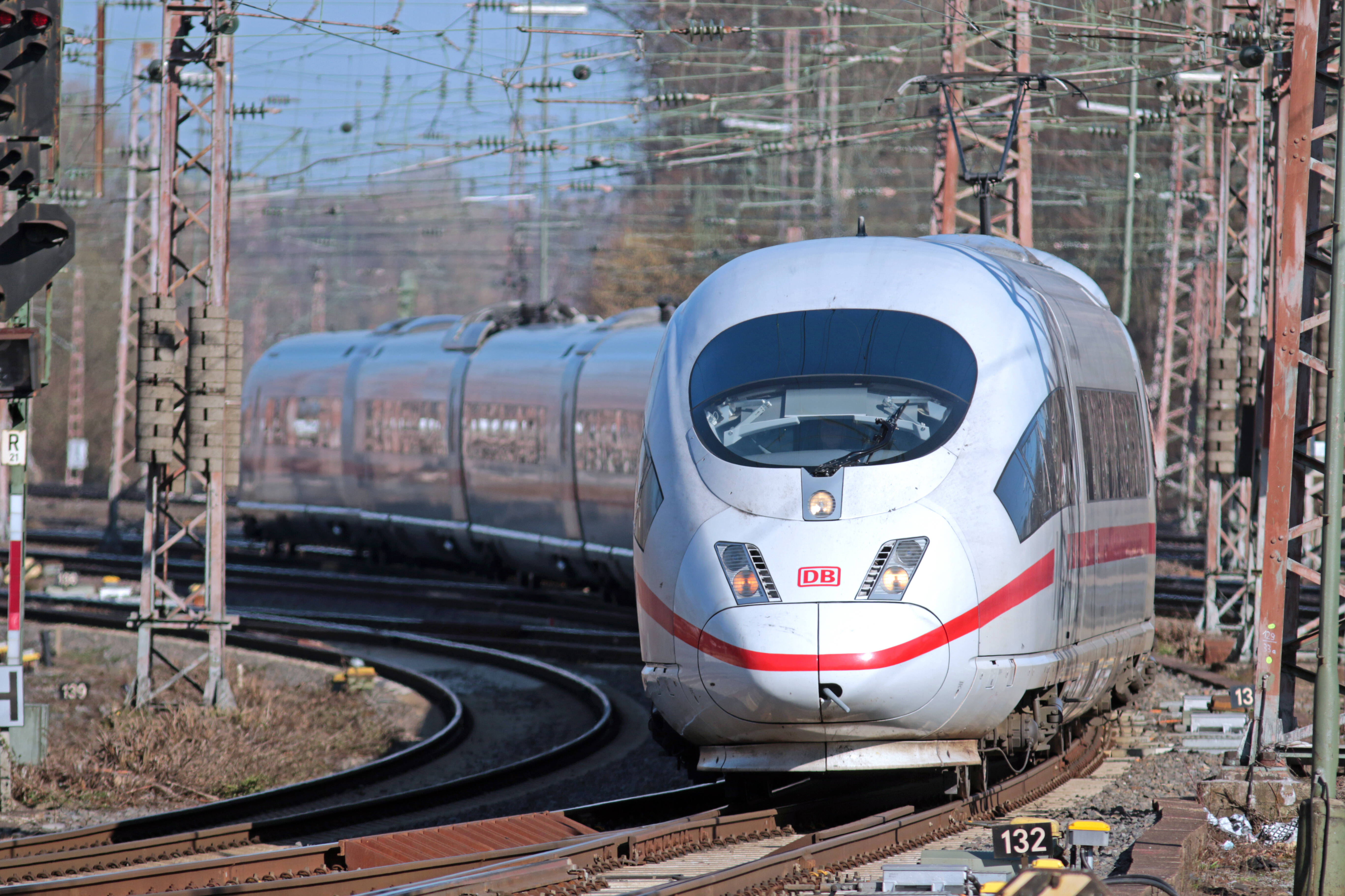 In der Corona-Pandemie hat die Anzahl der Fahrgäste bei der Bahn deutlich abgenommen. Wir müssen die einzelnen Verkehrssysteme deutlich vernetzter denken als bisher, fordert EVG-Chef Klaus-Dieter Hommel.