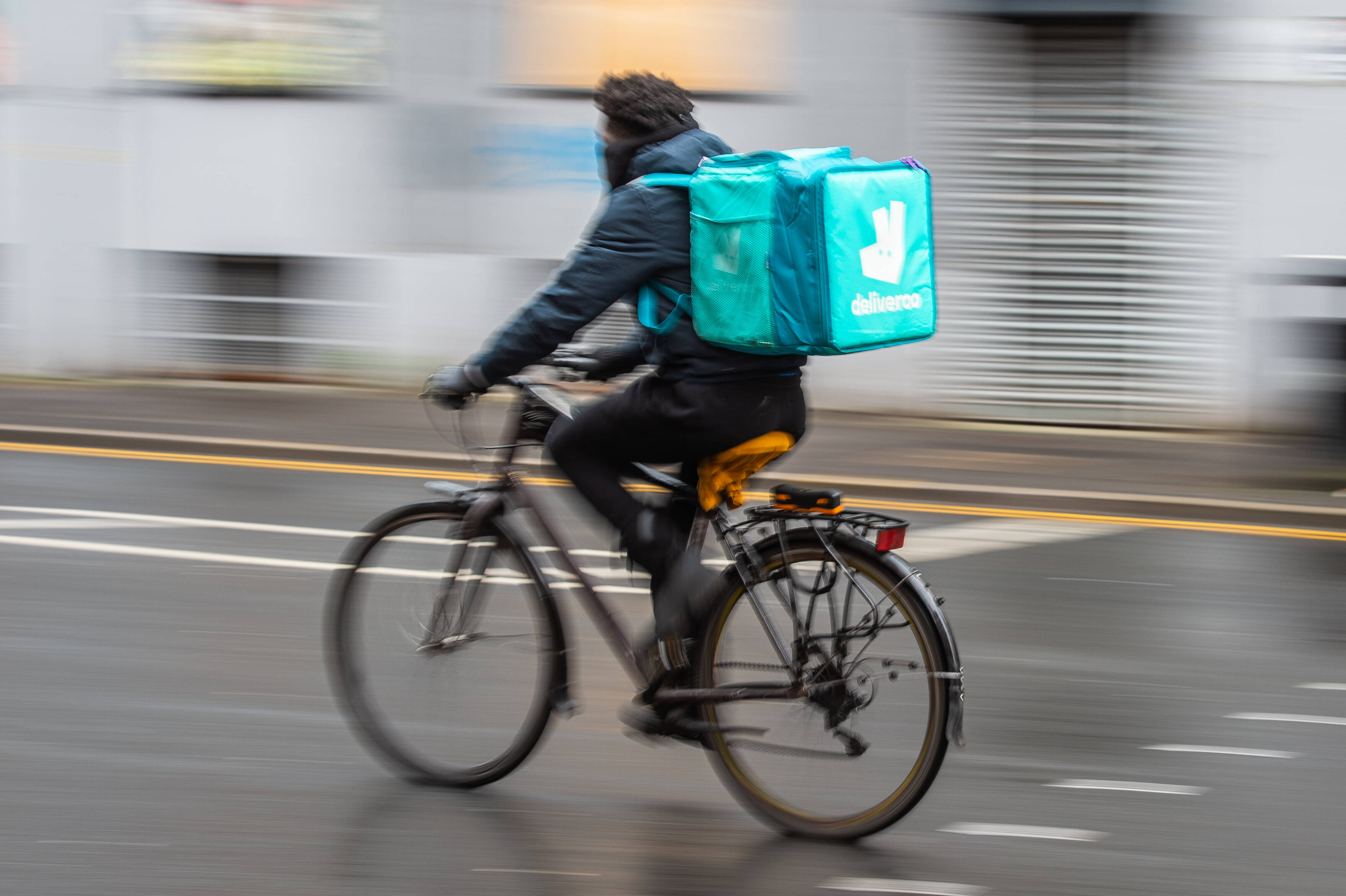 Schlechte Bezahlung, fehlende Verträge: Lieferdienste boomen nicht erst in der Corona-Krise. Die Arbeitsbedingungen der Fahrer*innen grenzen allerdings oft an Ausbeuterei.